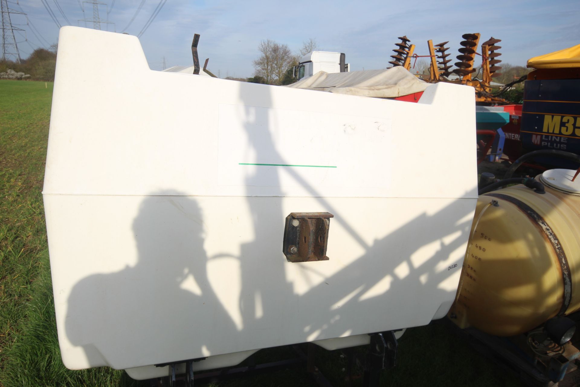 1000L fiberglass spray tank. Front or rear mounting. Unused. - Image 8 of 11