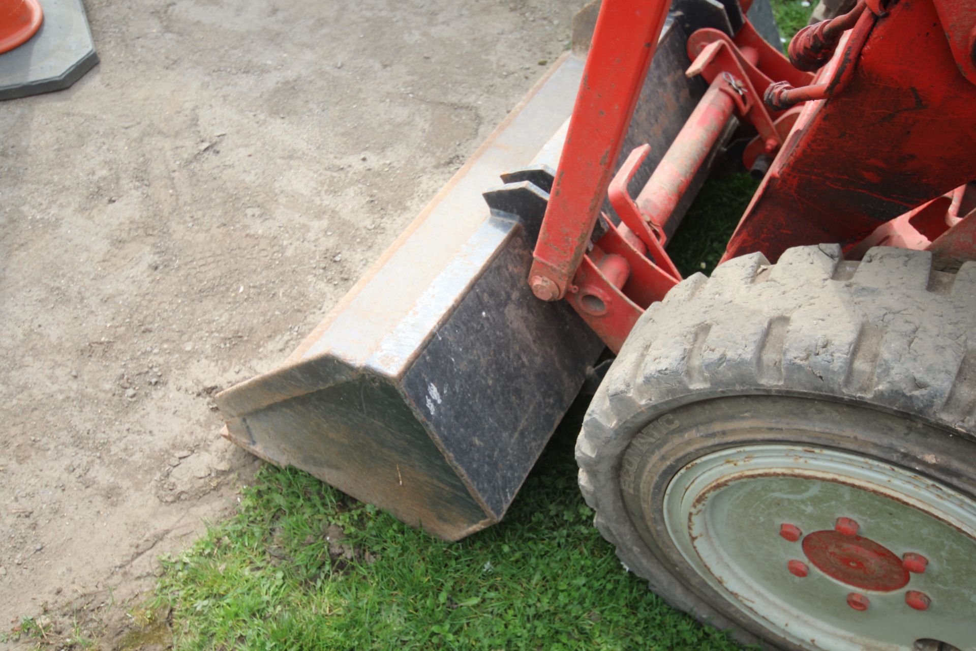 Gehl 3610 skid steer loader. With pallet tines and bucket. Key held. - Image 22 of 35