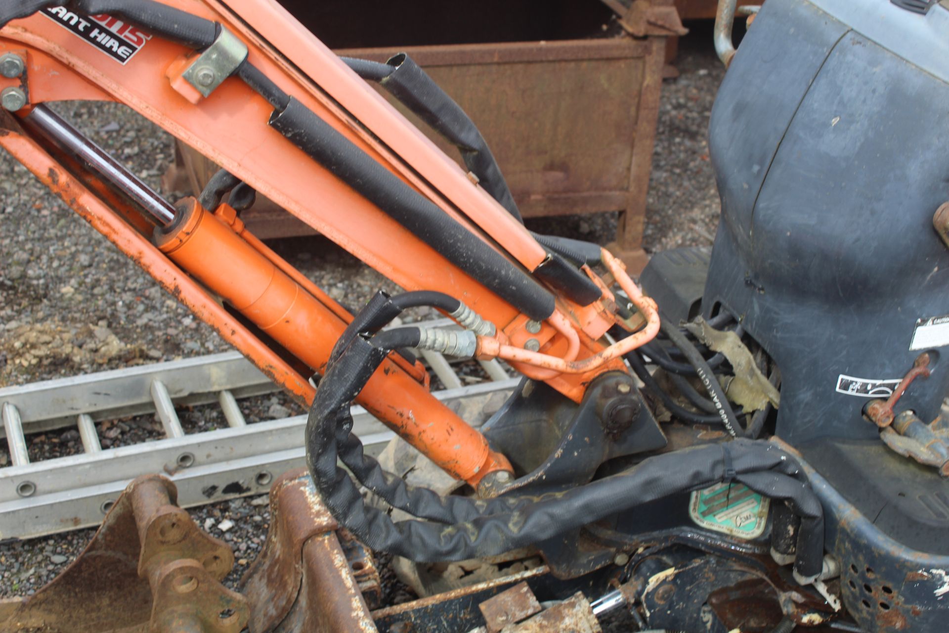 Hitachi EX8-2B 0.8T rubber track micro excavator. 2003. 2,209 hours. Serial number 1AGP004974. - Image 5 of 41
