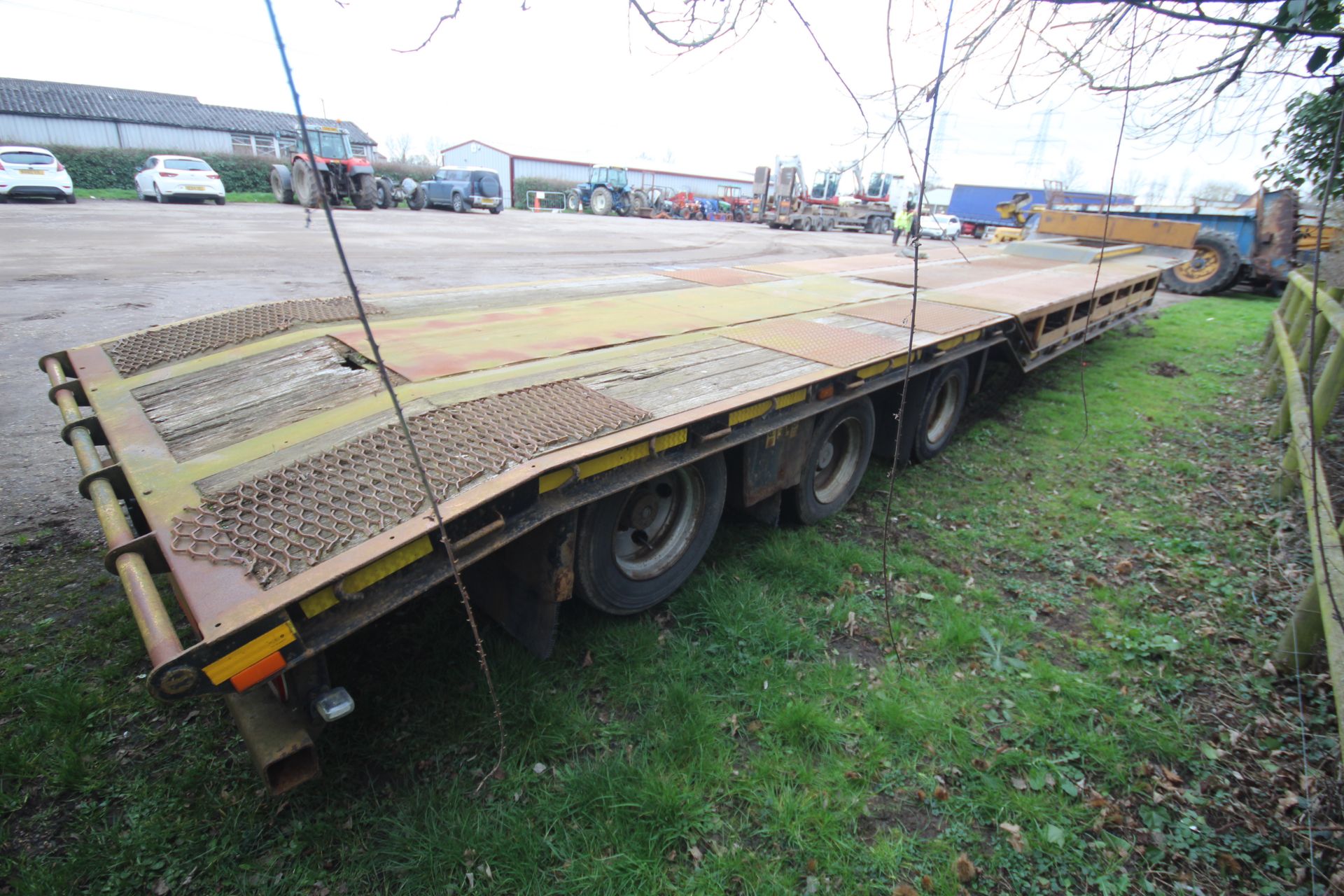 SM Trailers 37.3T 13.7m tri-axle step frame beavertail low loader trailer. Registration C198677. - Image 33 of 56