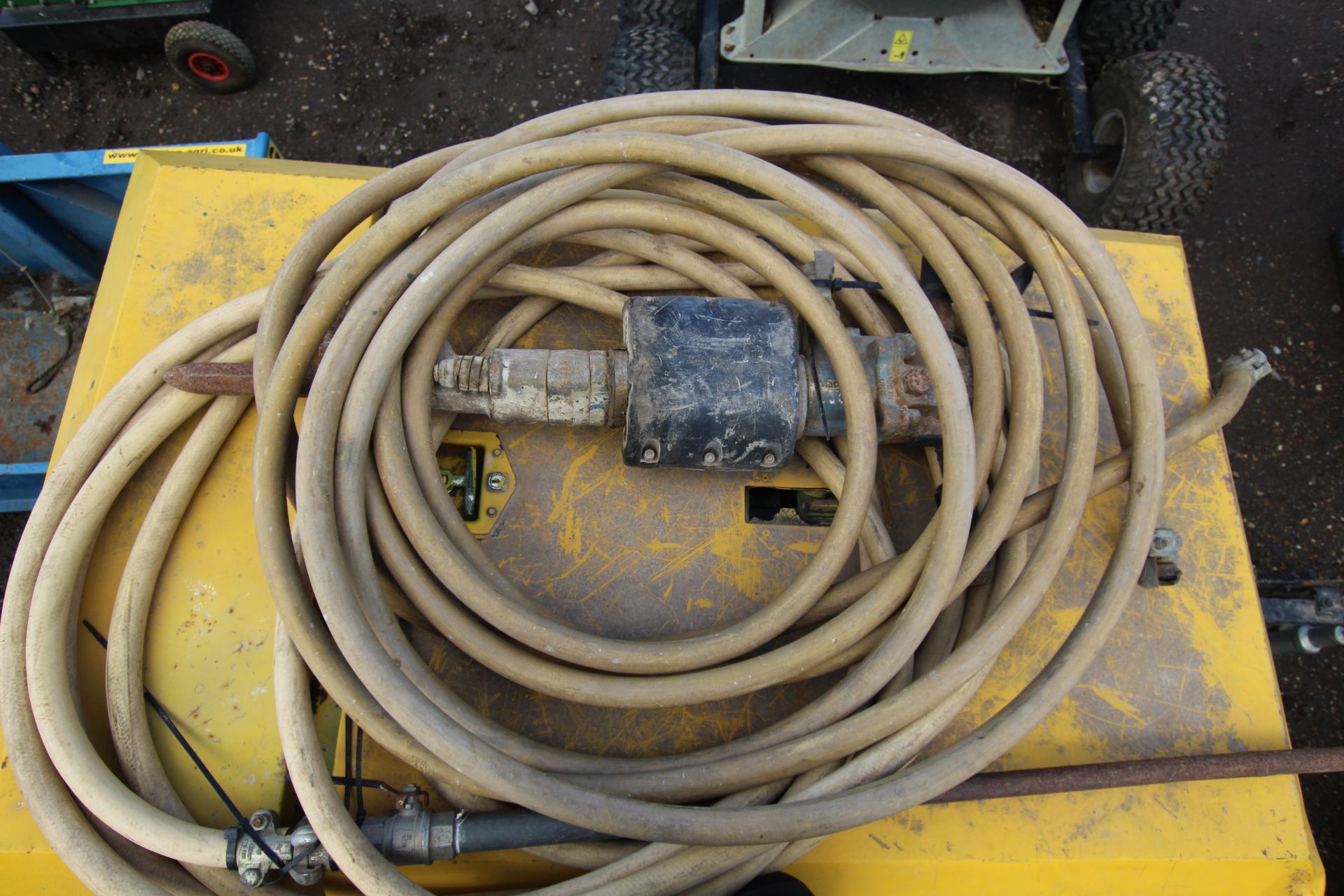 Road tow compressor. With pipes, lance and breaker - Image 19 of 28