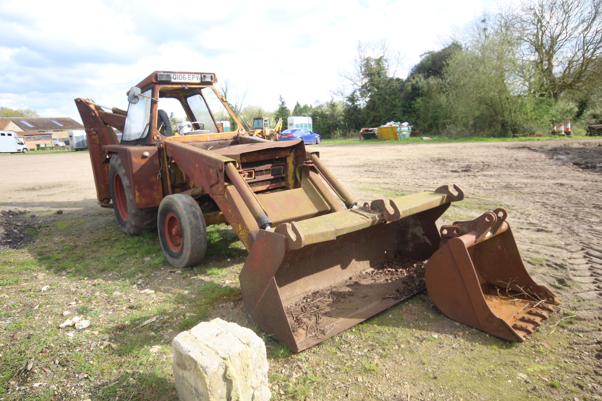 JCB 3C II 2WD backhoe loader. Registration Q106 EPV. With two rear buckets. Vendor reports that - Image 2 of 85