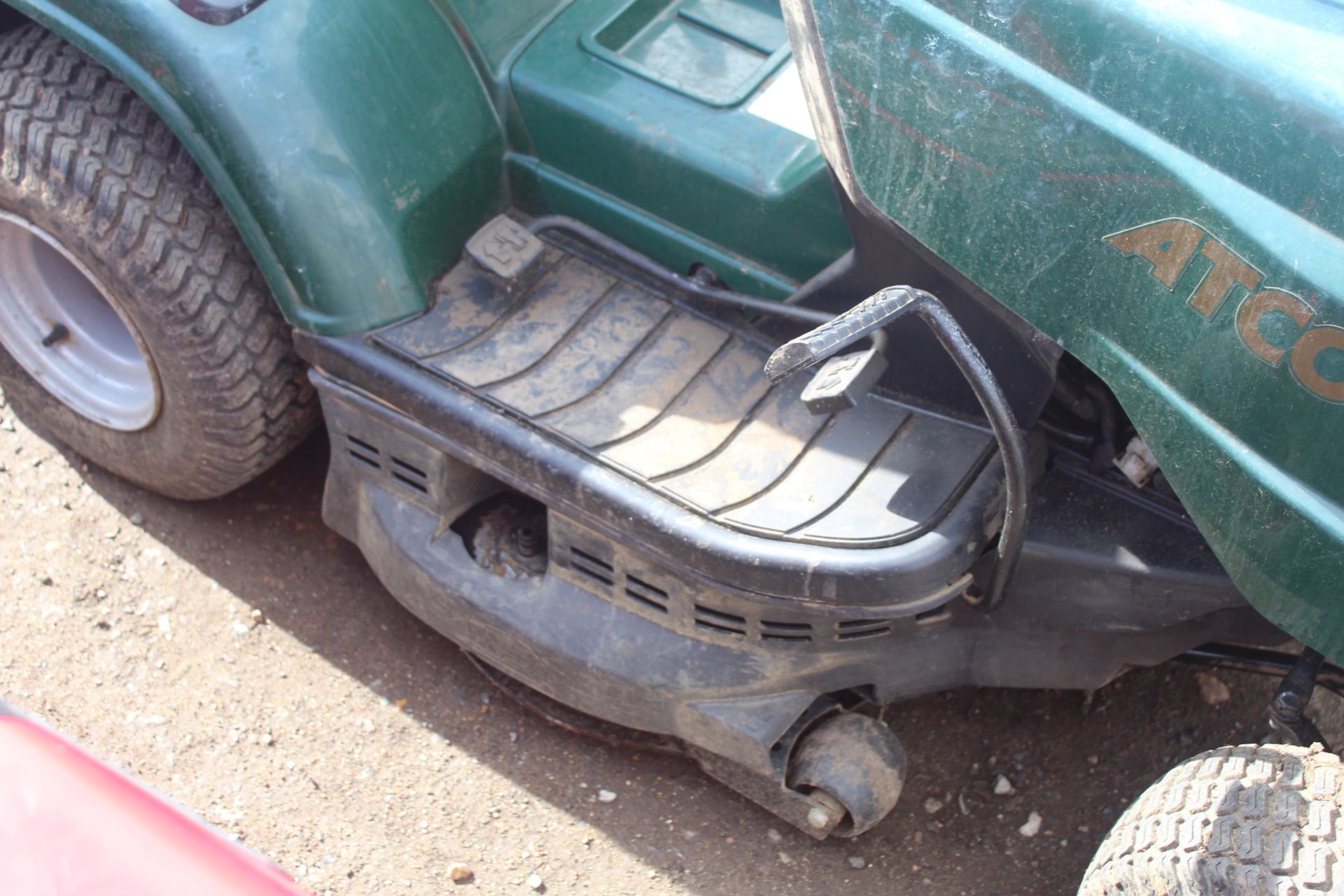 Atco GT30H hydrostatic ride-on mower. With collector. Key held. - Image 9 of 21