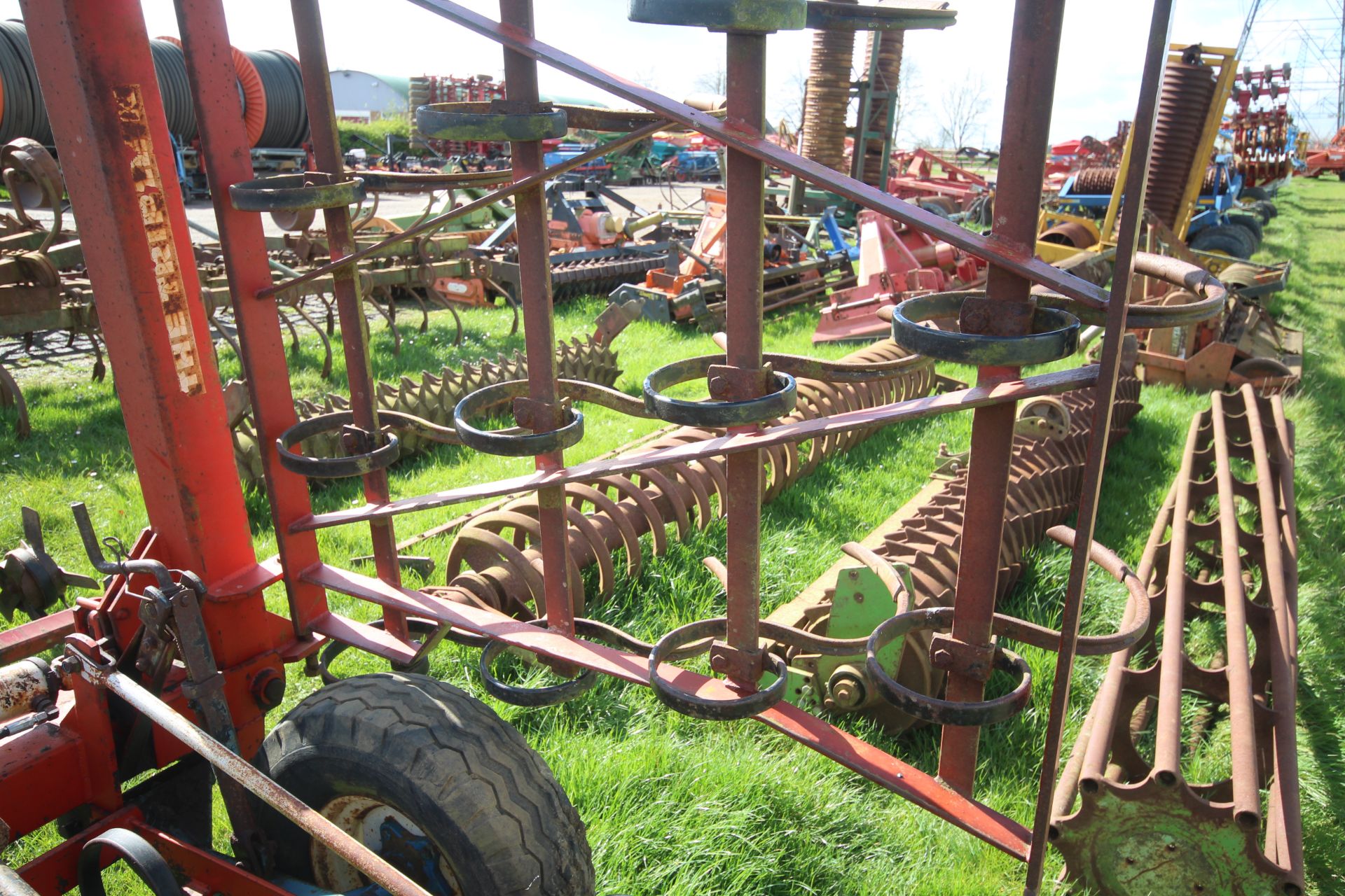 Large set of hydraulic folding spring tines. Owned from new. From a local Deceased estate. - Bild 14 aus 17