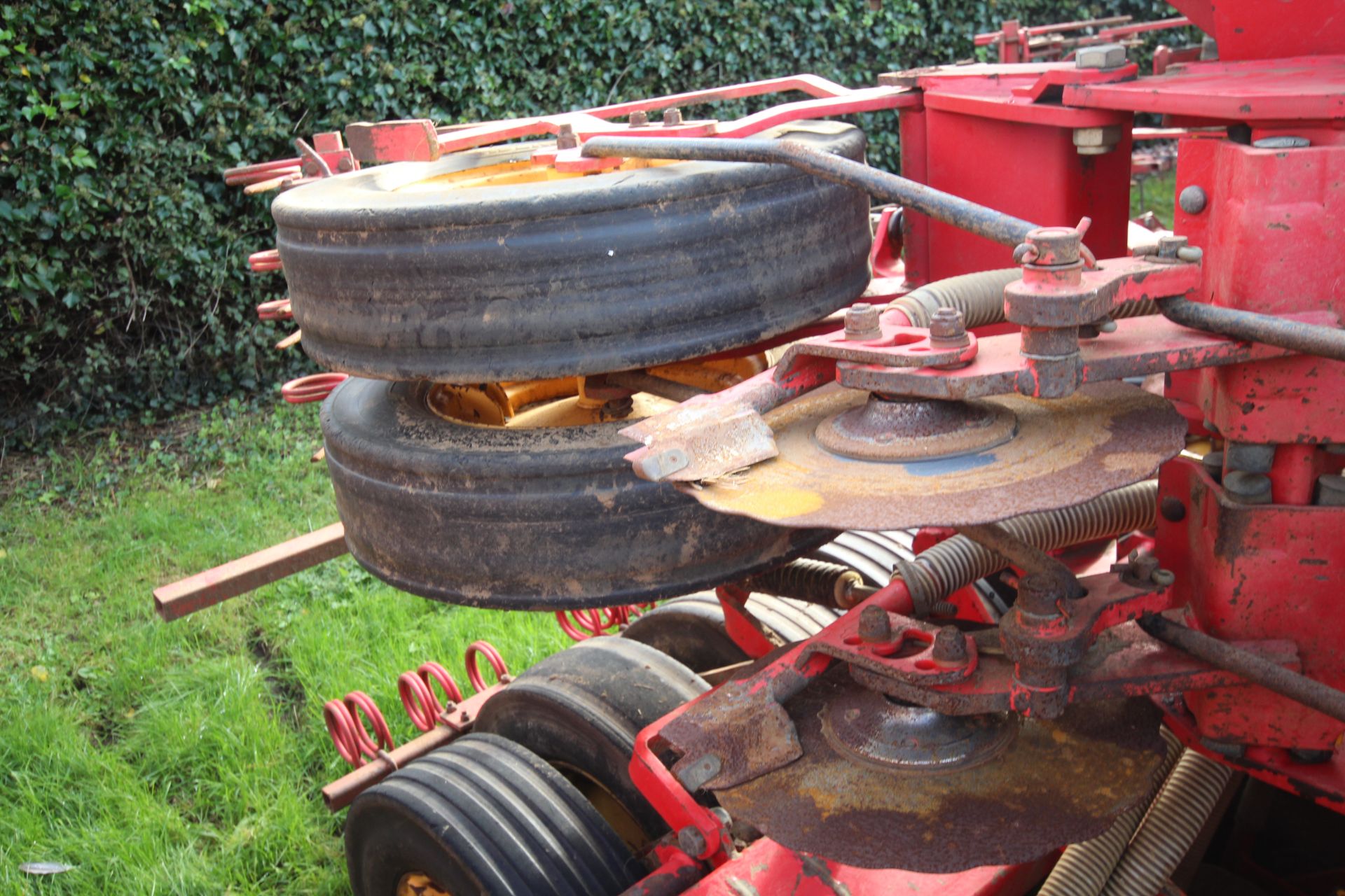 Vaderstad Rapid 400F 4m System Disc drill. With smooth tyre packer, front packer and spares. Control - Image 33 of 56