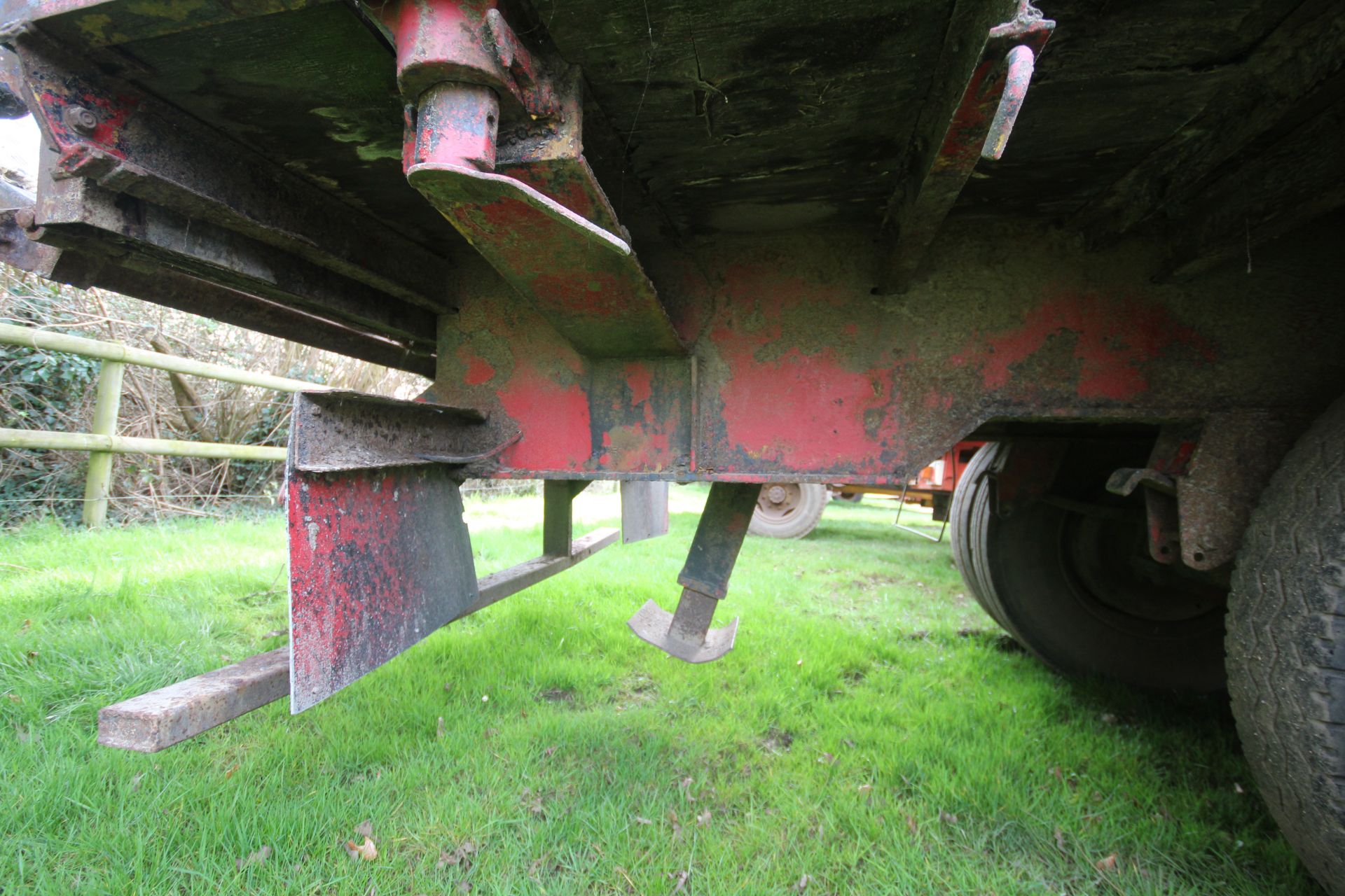 19ft 6in twin axle tractor drawn livestock trailer. Ex-lorry drag. With steel suspension and twin - Image 32 of 34