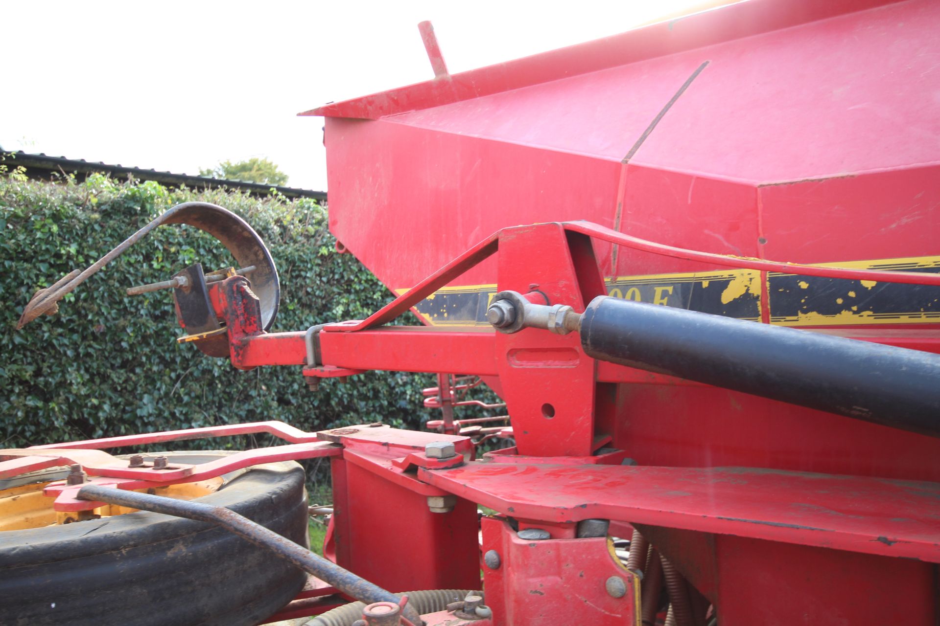 Vaderstad Rapid 400F 4m System Disc drill. With smooth tyre packer, front packer and spares. Control - Image 32 of 56