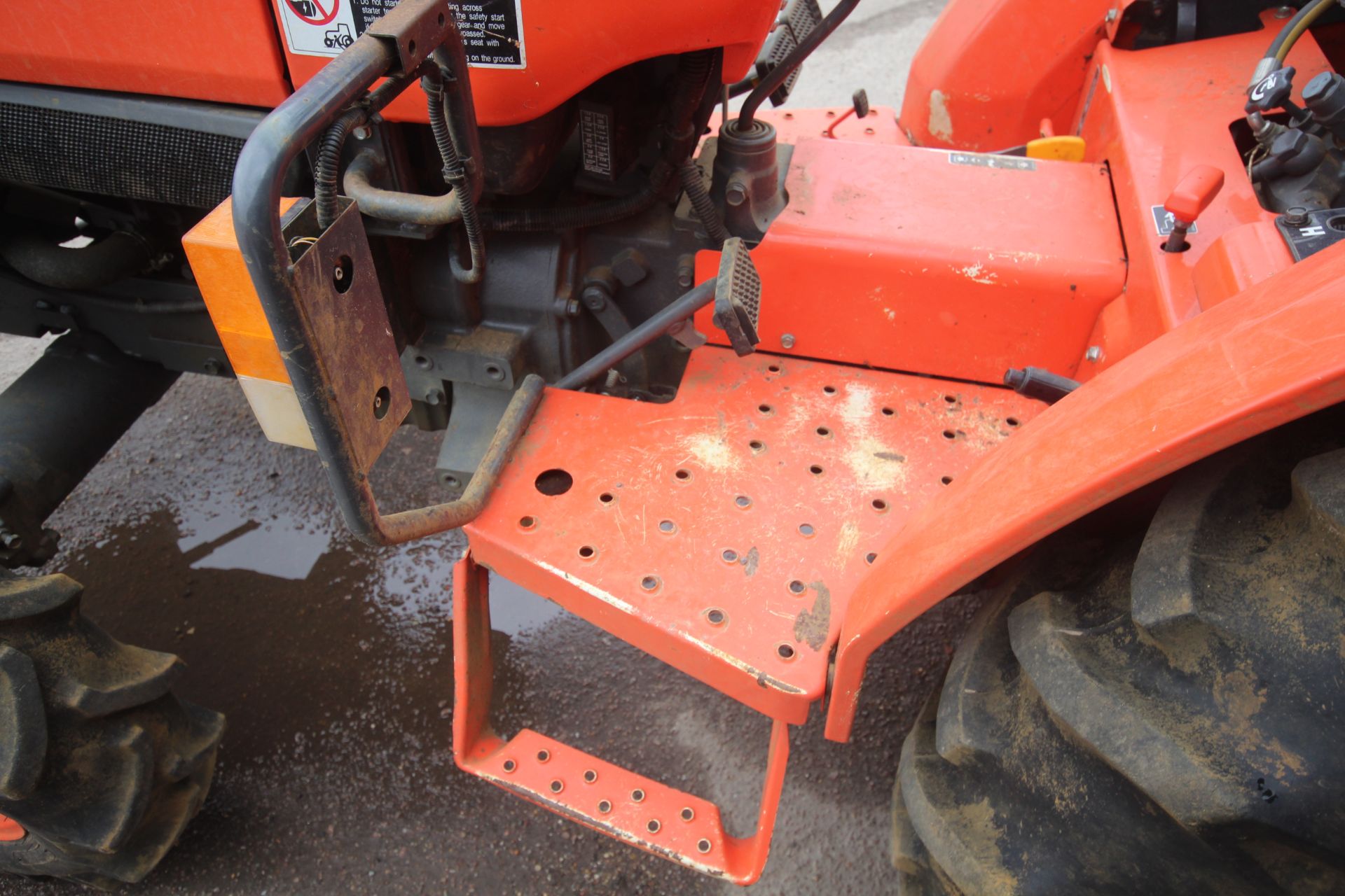 Kubota L3200 4WD compact tractor. Registration AY15 CYZ. Date of first registration xx/xx/2015. - Bild 24 aus 30