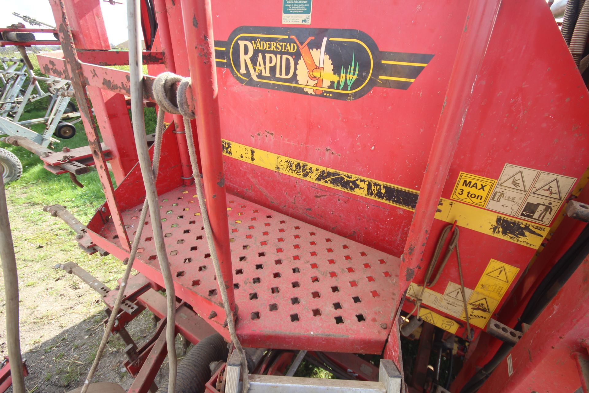 **UPDATED DESCRIPTION** Vaderstad Rapid 800F 8m disc drill. With rigid tines, levelling paddles, two - Image 51 of 60
