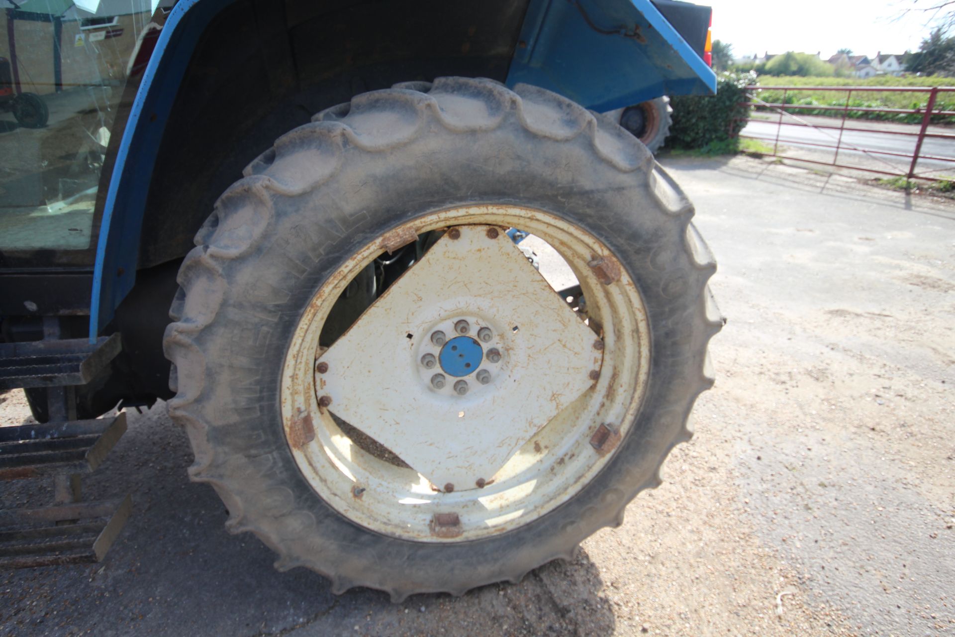 Ford 6640 Powerstar SLE 4WD tractor. Registration M622 WVW. Date of first registration 09/01/1995. - Image 16 of 67