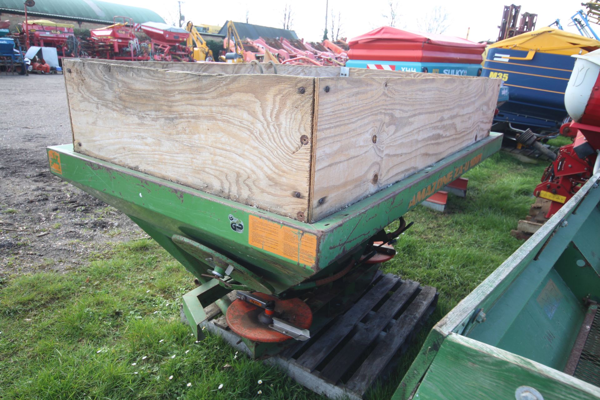 Amazon ZA-U 1001 12m twin disc fertiliser spreader. For sale due to retirement. V - Image 3 of 19