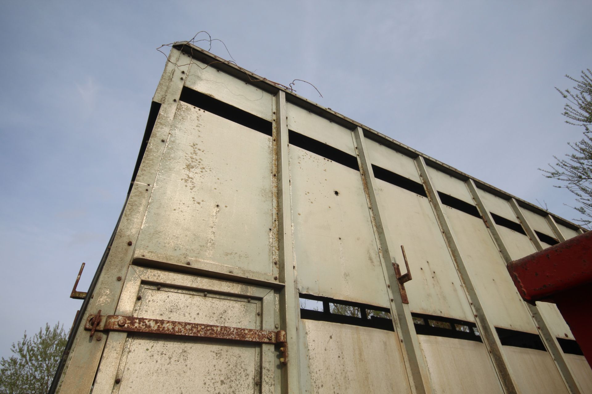 19ft 6in twin axle tractor drawn livestock trailer. Ex-lorry drag. With steel suspension and twin - Image 11 of 34