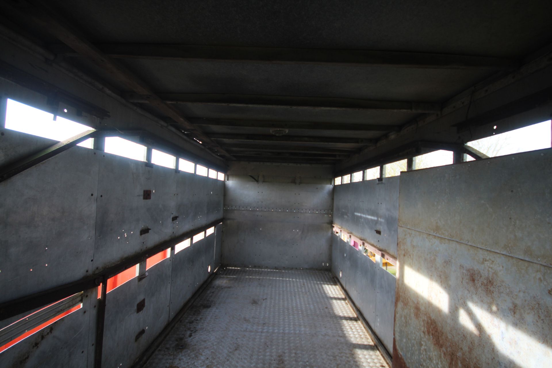 19ft 6in twin axle tractor drawn livestock trailer. Ex-lorry drag. With steel suspension and twin - Image 29 of 34