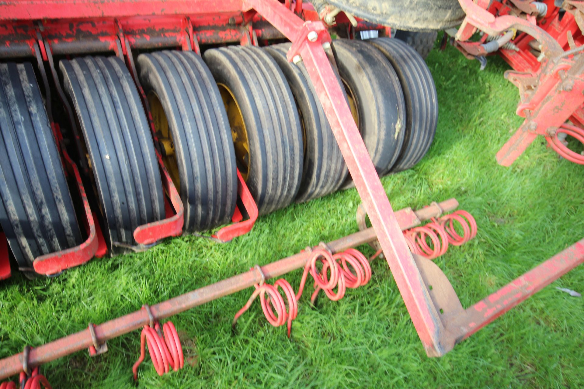 Vaderstad Rapid 400F 4m System Disc drill. With smooth tyre packer, front packer and spares. Control - Image 28 of 56