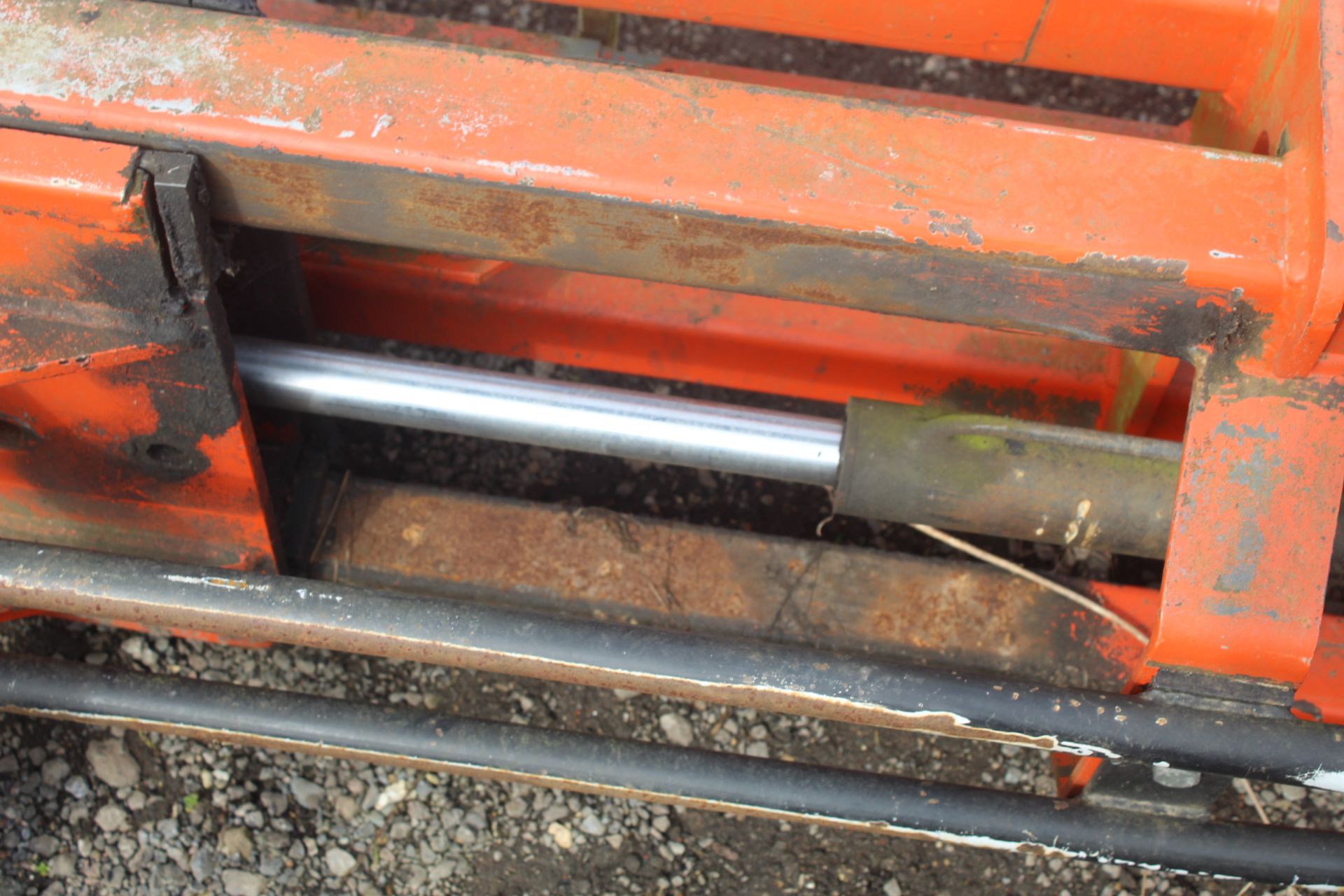 Browns hydraulic wrapped bale squeeze. Manitou brackets. V - Image 8 of 14