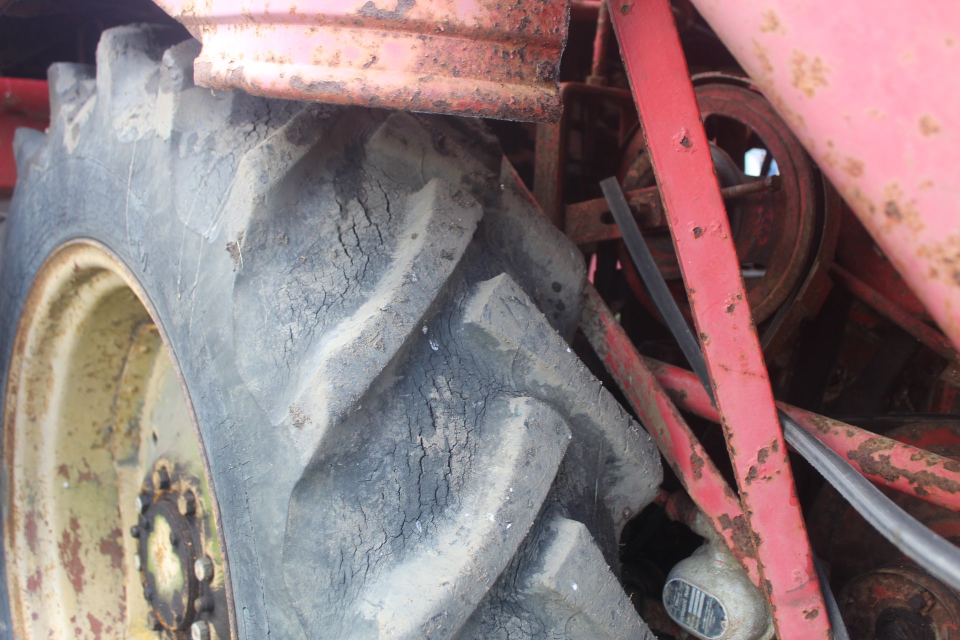 Massey Ferguson 788 8ft cut combine. Registration EBJ 851C (no paperwork). 12.4/11-28 front wheels - Image 23 of 53