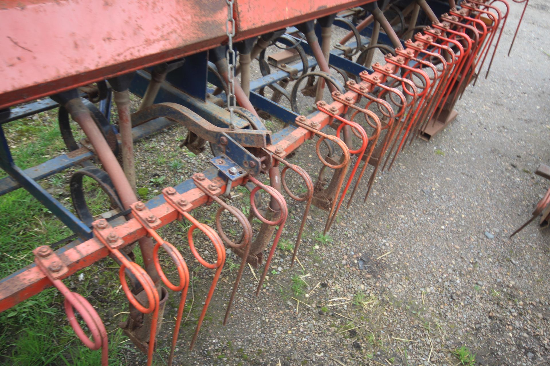 Ransomes Nordsten Lift-o-matic CLE400 4m spring tine drill. With end tow. V - Image 22 of 29