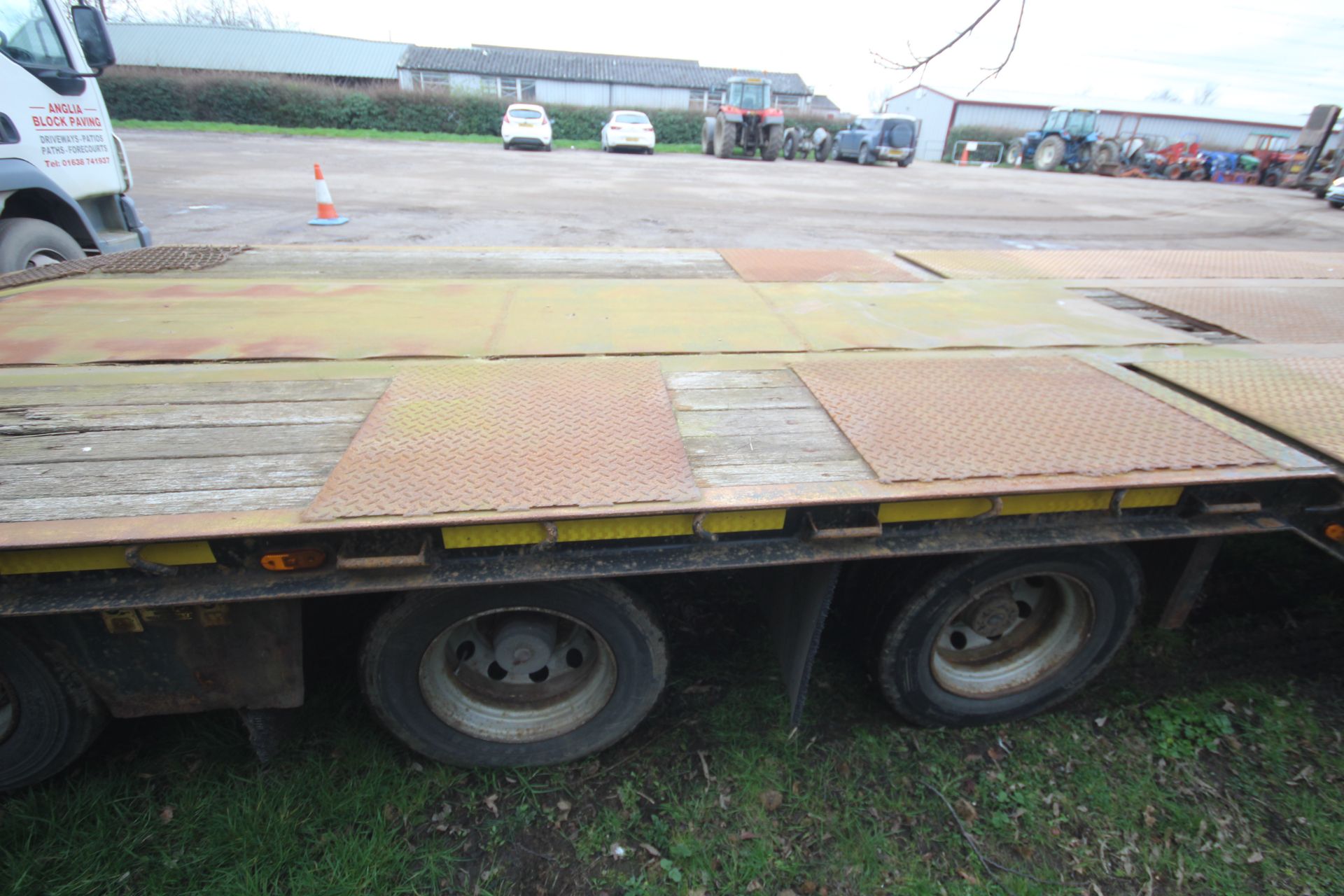 SM Trailers 37.3T 13.7m tri-axle step frame beavertail low loader trailer. Registration C198677. - Image 40 of 56