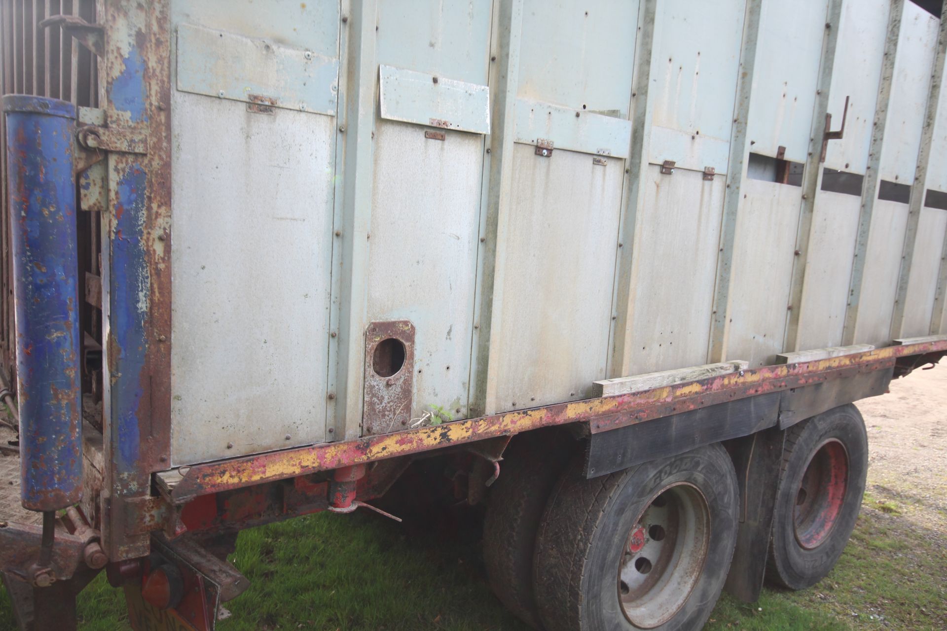 19ft 6in twin axle tractor drawn livestock trailer. Ex-lorry drag. With steel suspension and twin - Image 31 of 34