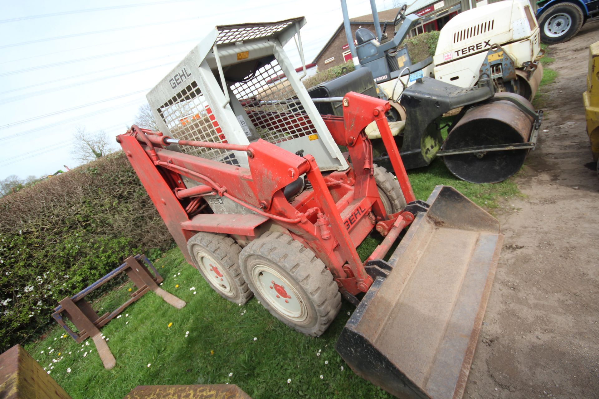 Gehl 3610 skid steer loader. With pallet tines and bucket. Key held. - Image 4 of 35