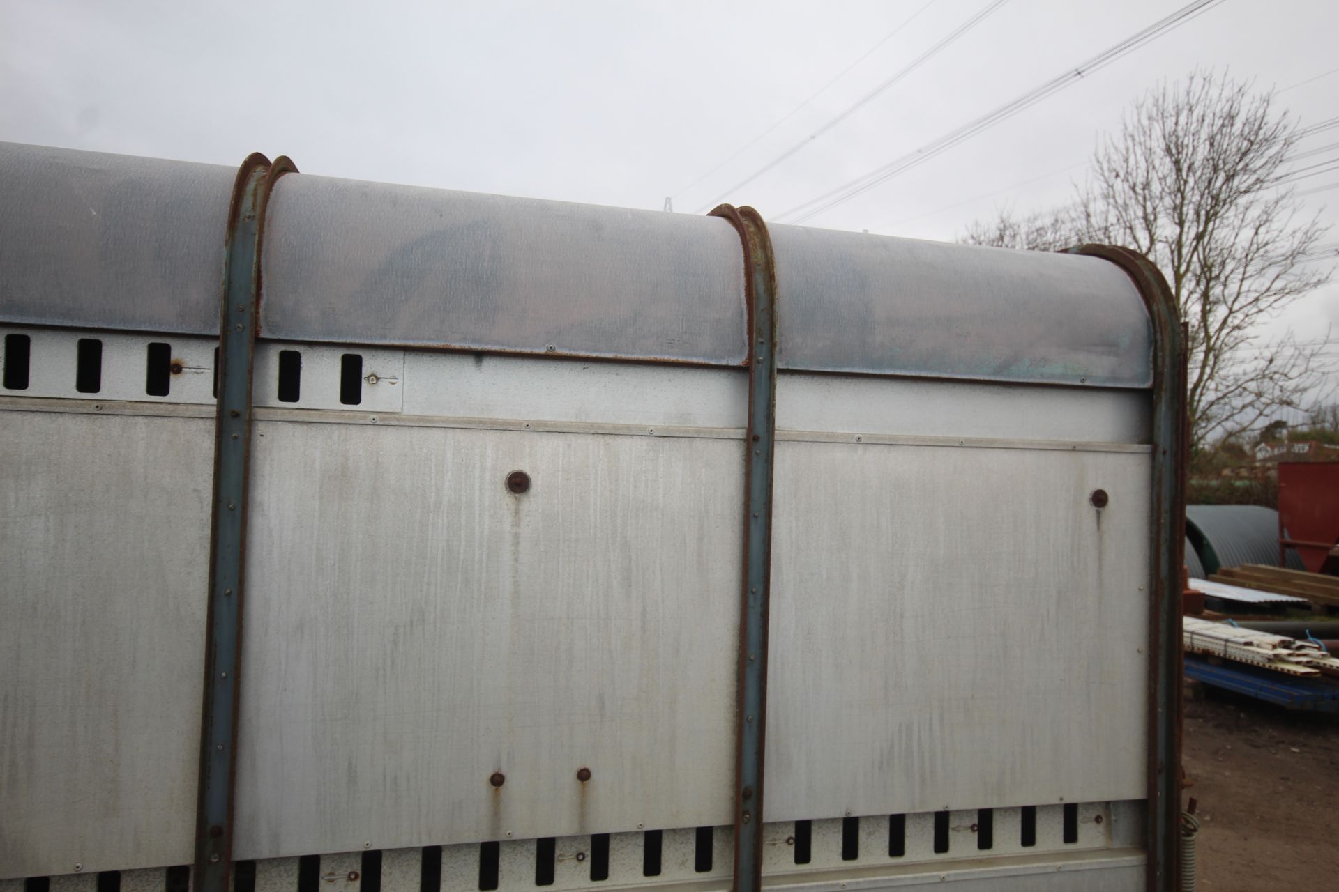Twin axle livestock trailer. - Image 12 of 38