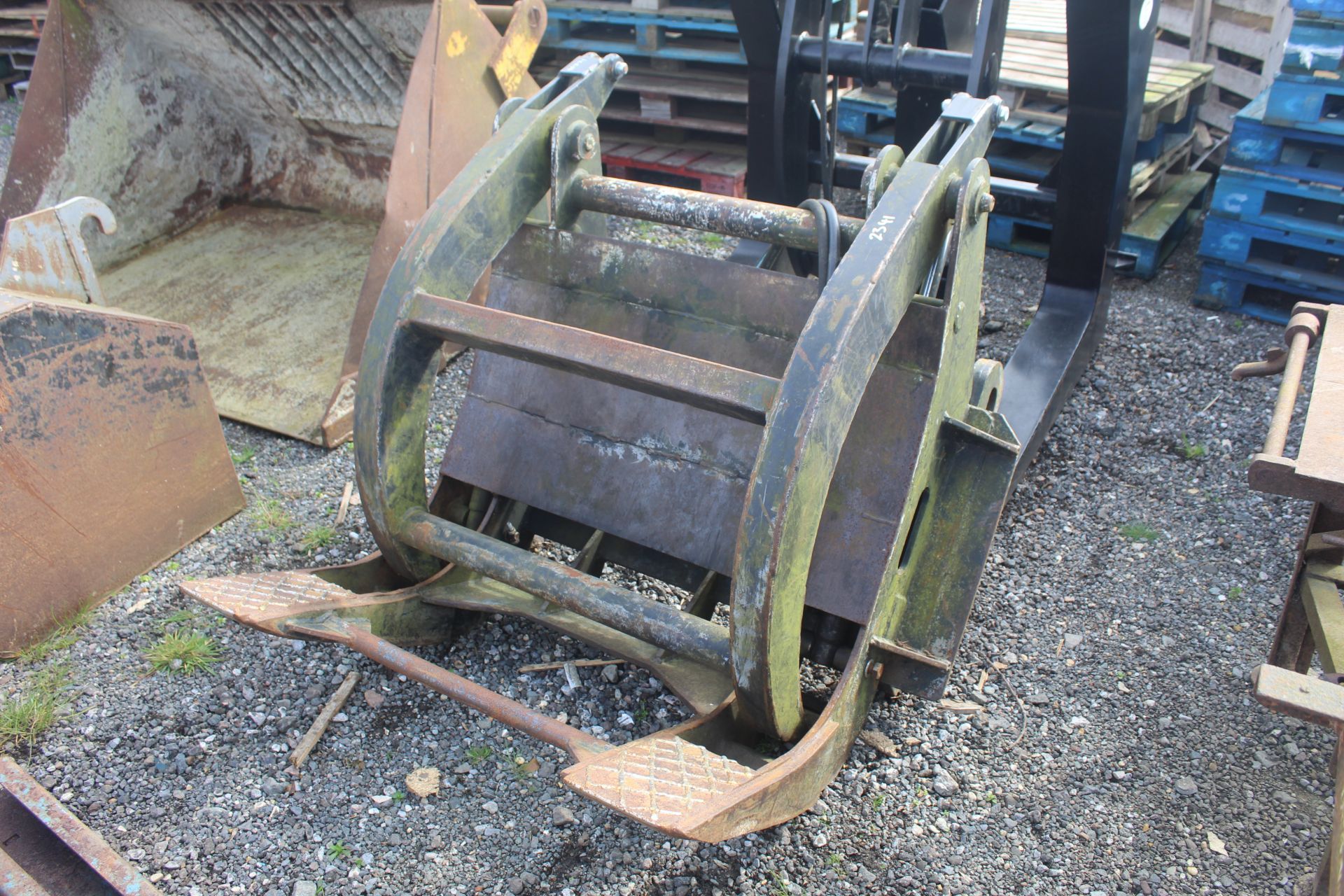 Large timber grab. JCB Q-Fit brackets.