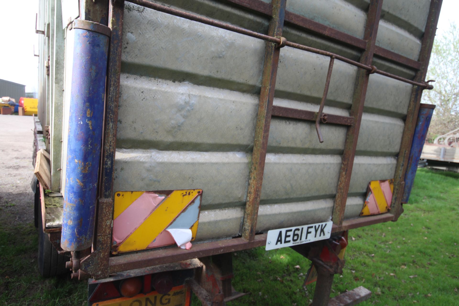 19ft 6in twin axle tractor drawn livestock trailer. Ex-lorry drag. With steel suspension and twin - Image 20 of 34