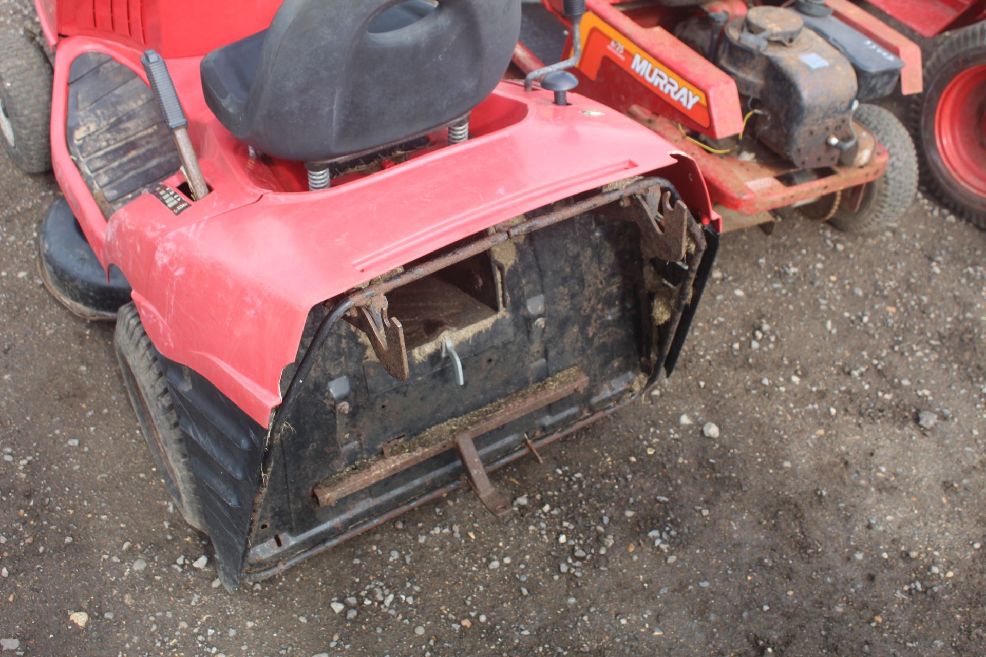 Honda Hydrostatic 2113 ride on mower. For spares or repair. Key held. - Image 13 of 20