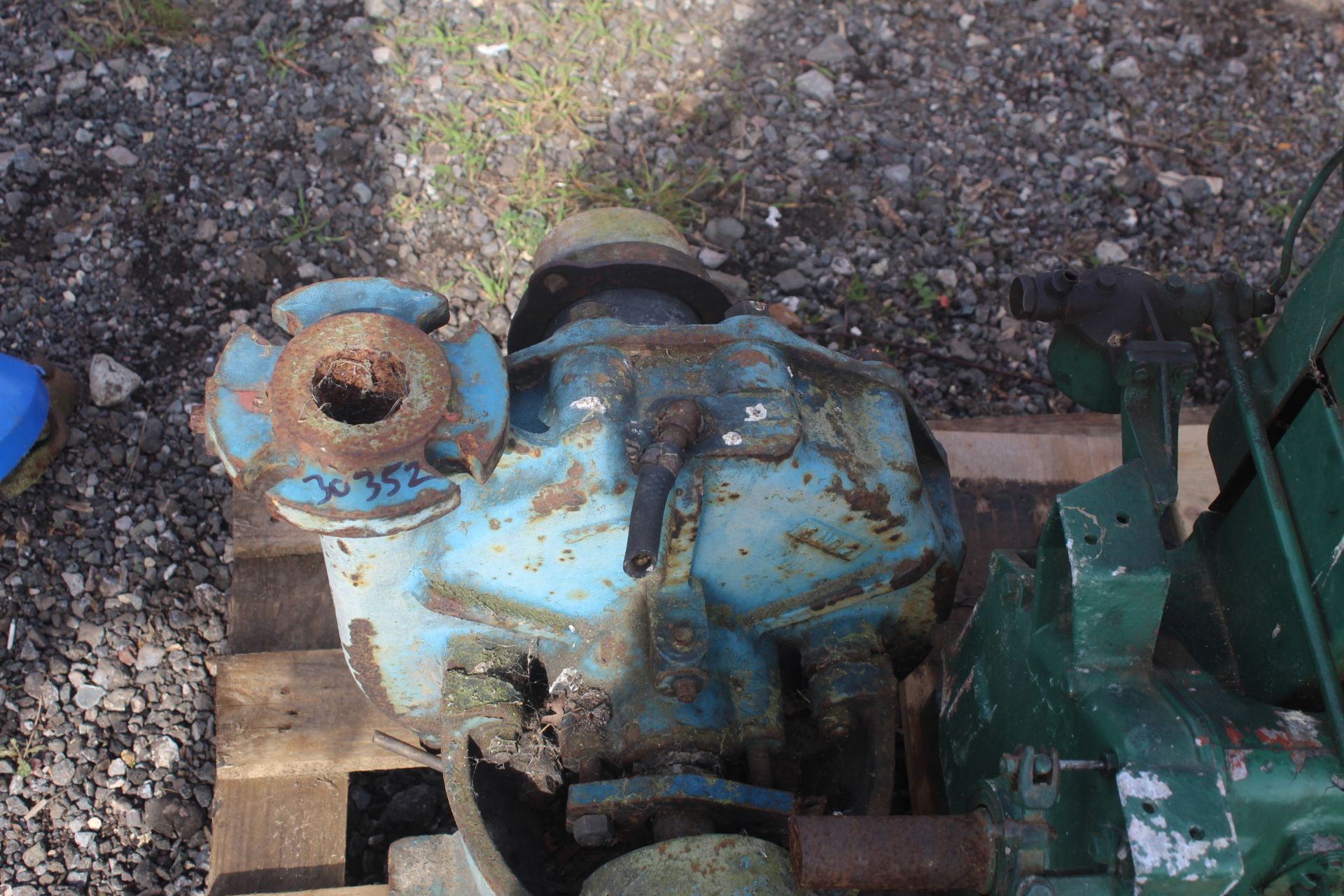 Lister 2cyl diesel engine and a pump. V - Image 3 of 11