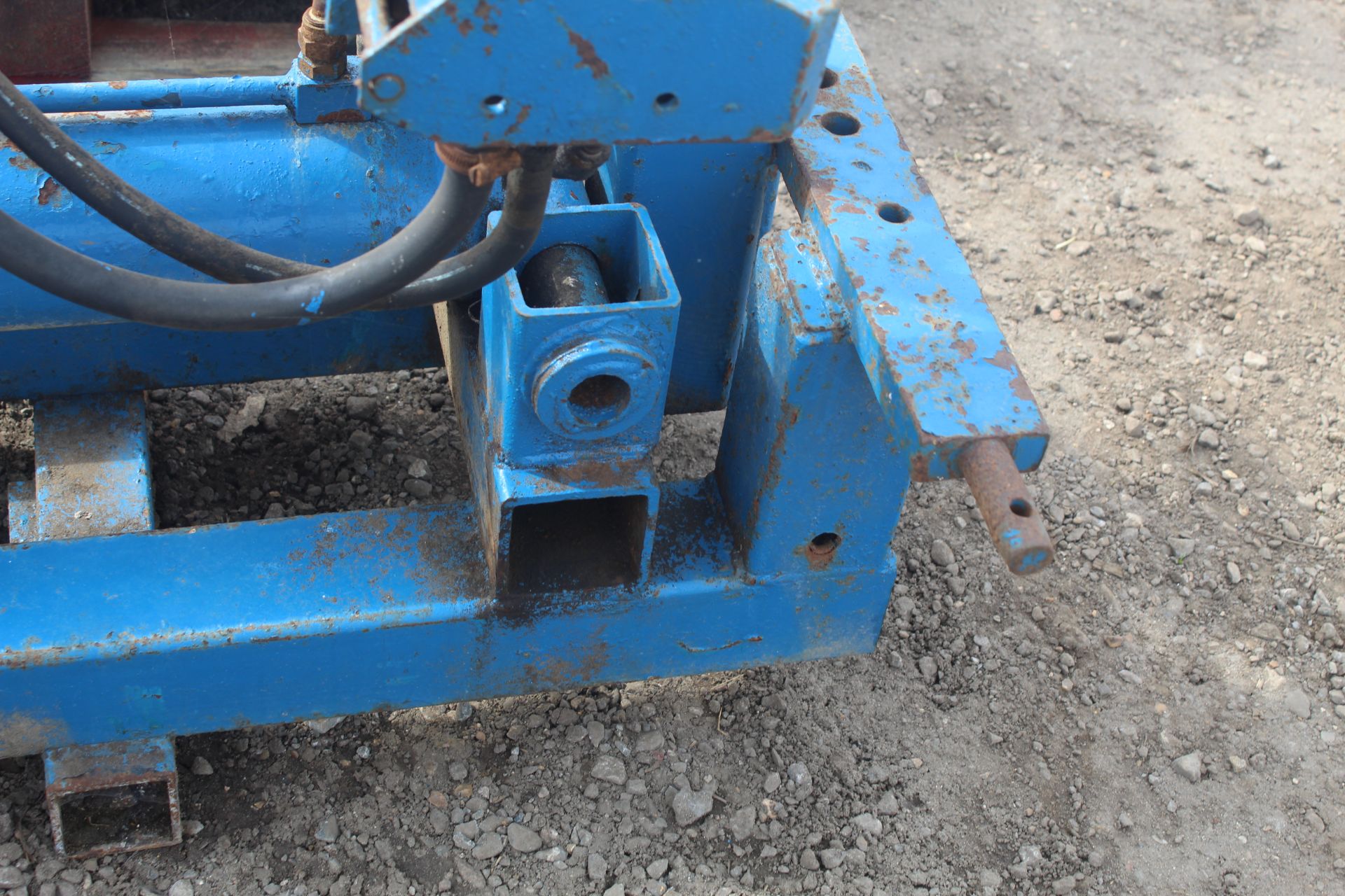 Linkage mounted heavy duty hydraulic log splitter. - Image 6 of 12