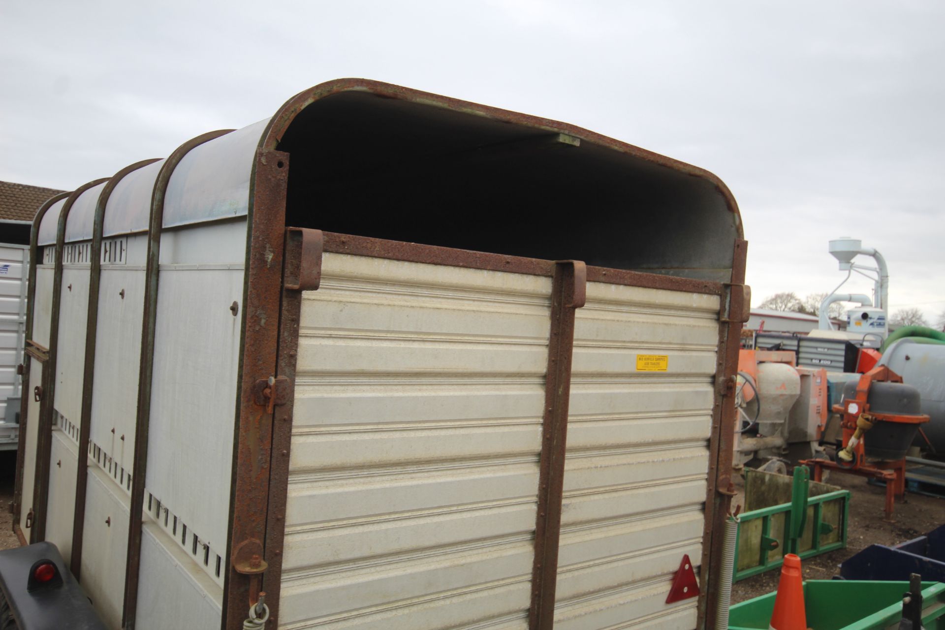 Twin axle livestock trailer. - Image 20 of 38