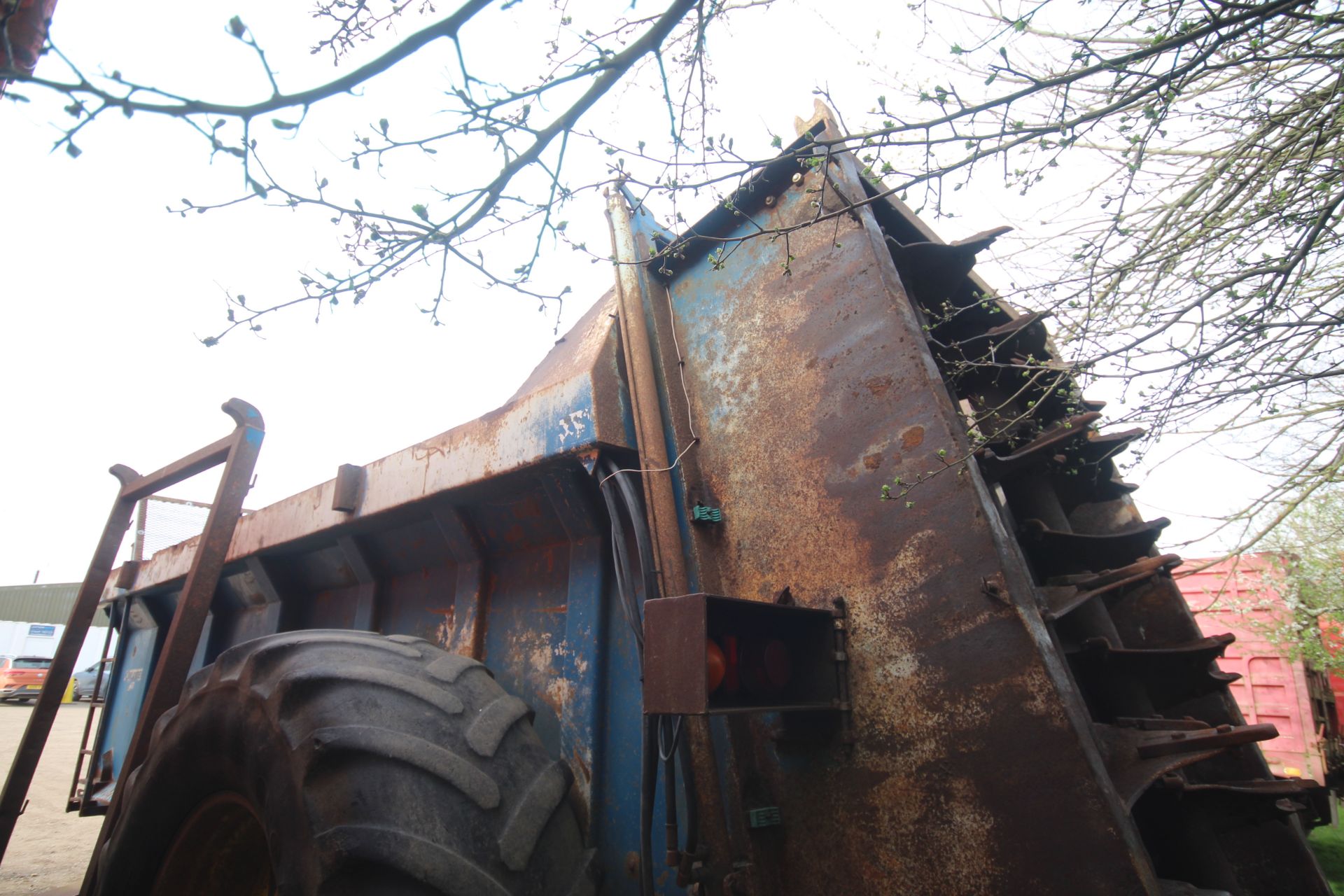 Bunning 12T single axle muck spreader. With twin vertical beaters, slurry door and removable - Image 4 of 31