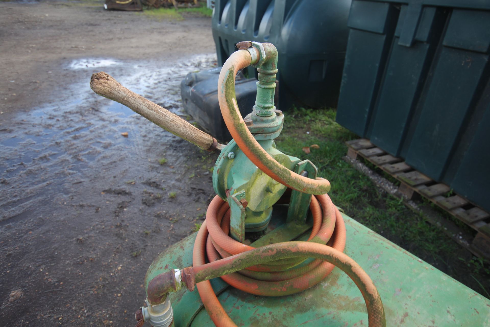 Steel diesel tank (ex lorry). Fitted with rotary fuel pump. - Image 3 of 3