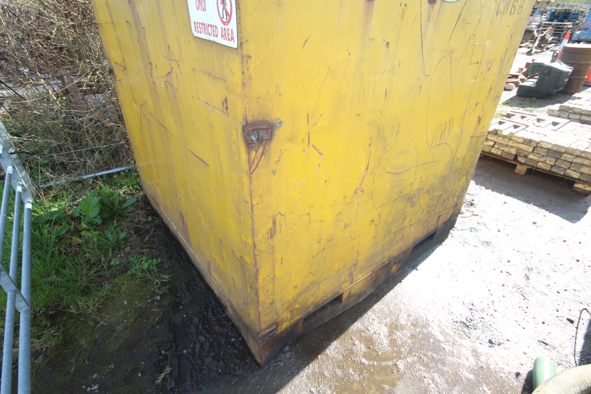 Secure site container. Approx 7ft 6in high, 6ft 5in wide and 5ft 10in long. V - Image 3 of 15