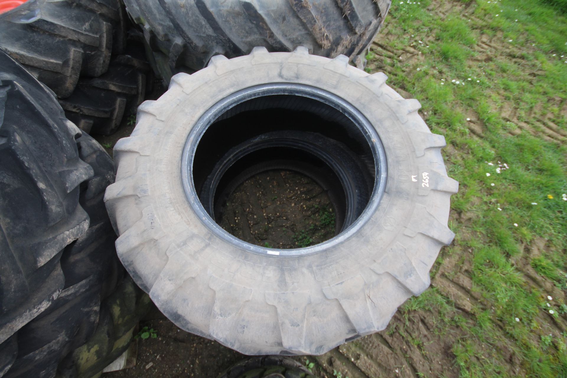 Set of tyres. Comprising 520/85R42 rears and 16.9R - Image 4 of 9