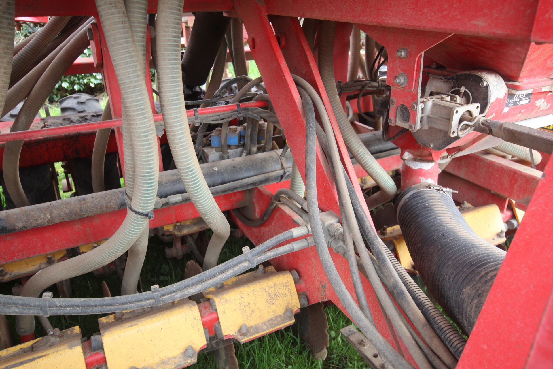 Vaderstad Rapid 400F 4m drill. Comprising rigid tines, two rows of disc coulters, tyre packer, - Image 33 of 38