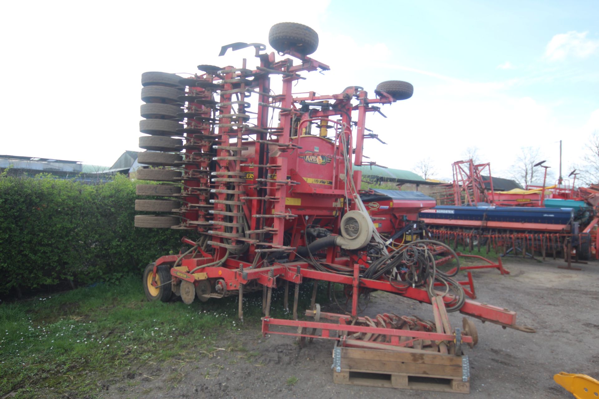 **UPDATED DESCRIPTION** Vaderstad Rapid 800F 8m disc drill. With rigid tines, levelling paddles, two