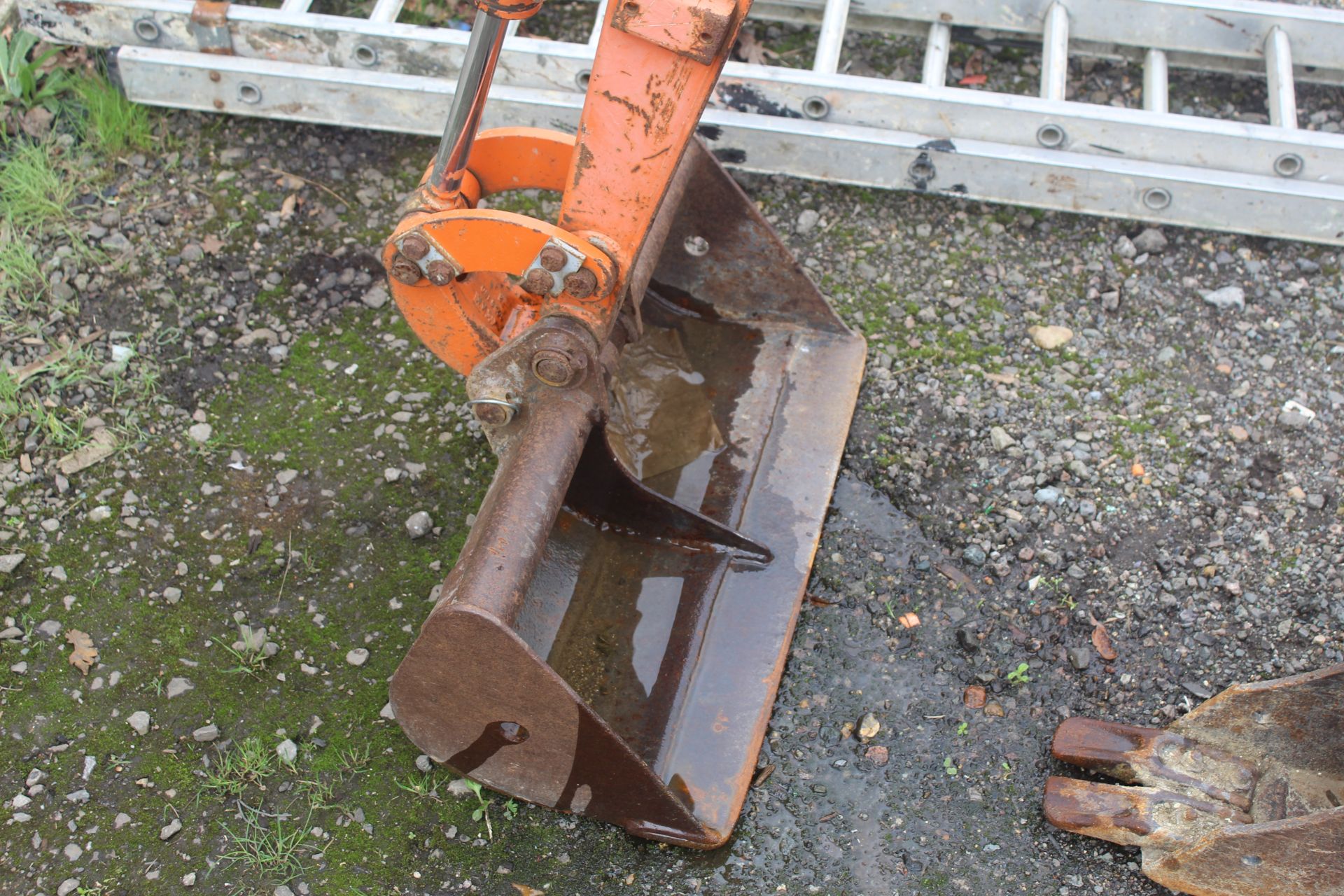 Hitachi EX8-2B 0.8T rubber track micro excavator. 2003. 2,209 hours. Serial number 1AGP004974. - Image 2 of 41