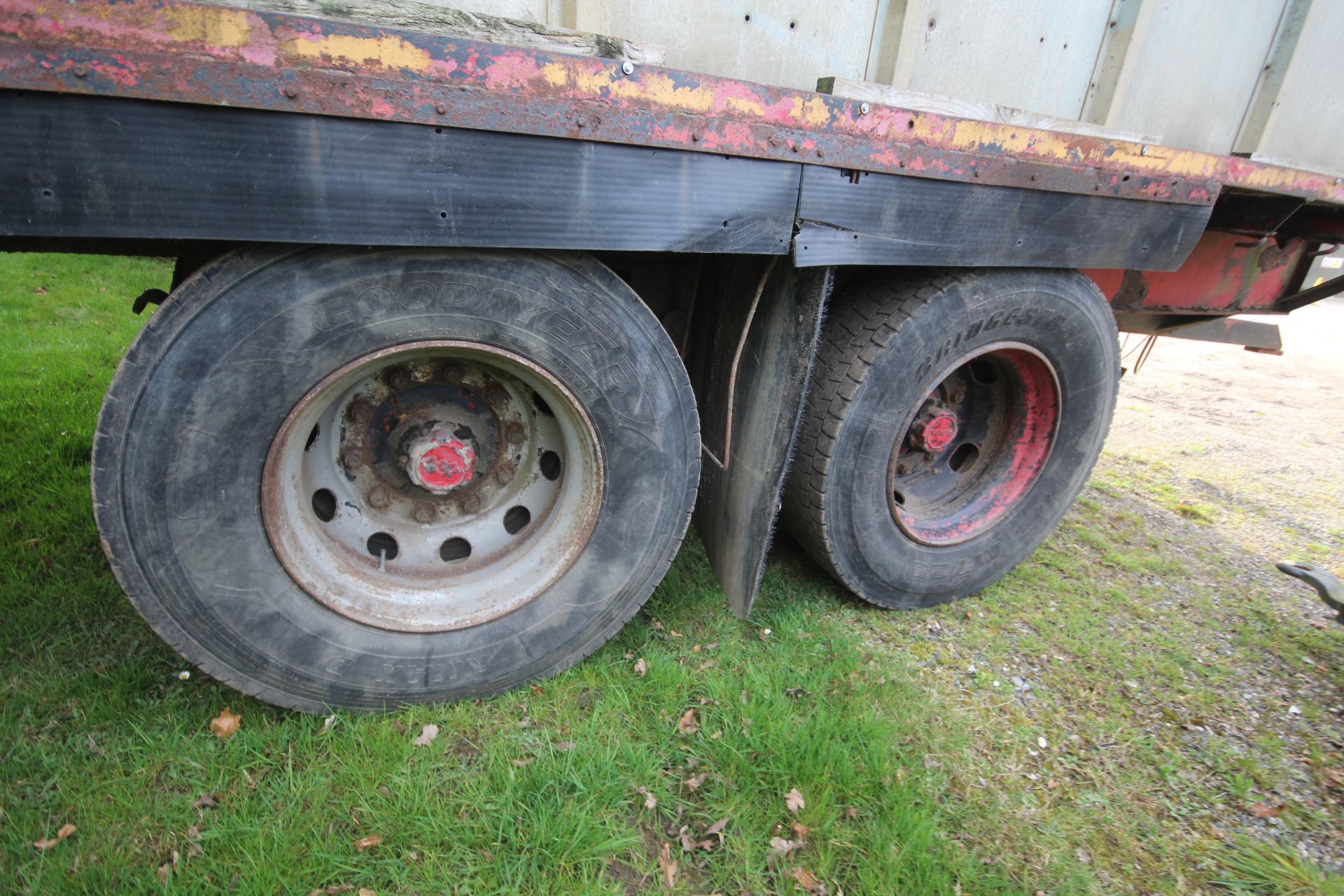 19ft 6in twin axle tractor drawn livestock trailer. Ex-lorry drag. With steel suspension and twin - Image 33 of 34