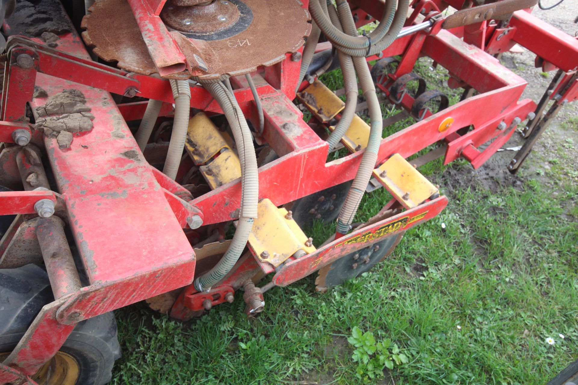 Vaderstad Rapid 400F 4m drill. Comprising rigid tines, two rows of disc coulters, tyre packer, - Image 25 of 38