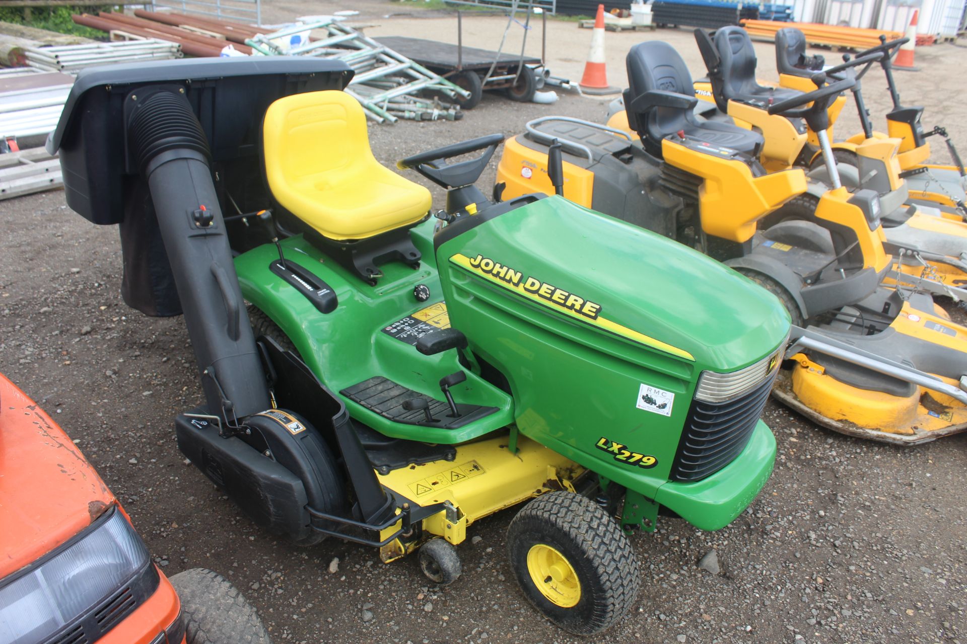 John Deere LX279 lawn mower with collector. Owned from new. Key held. - Image 2 of 30