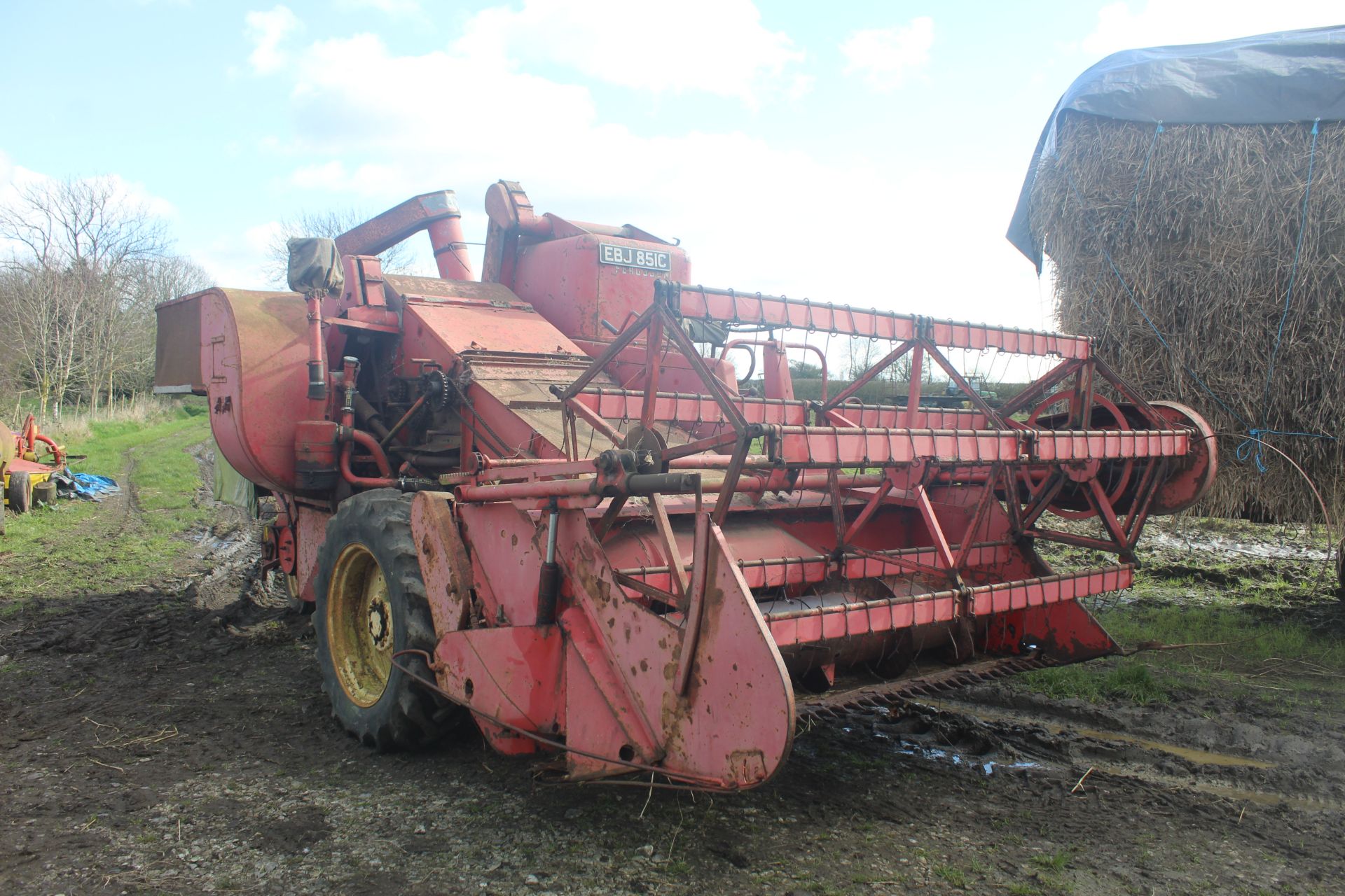 Massey Ferguson 788 8ft cut combine. Registration EBJ 851C (no paperwork). 12.4/11-28 front wheels - Image 7 of 53