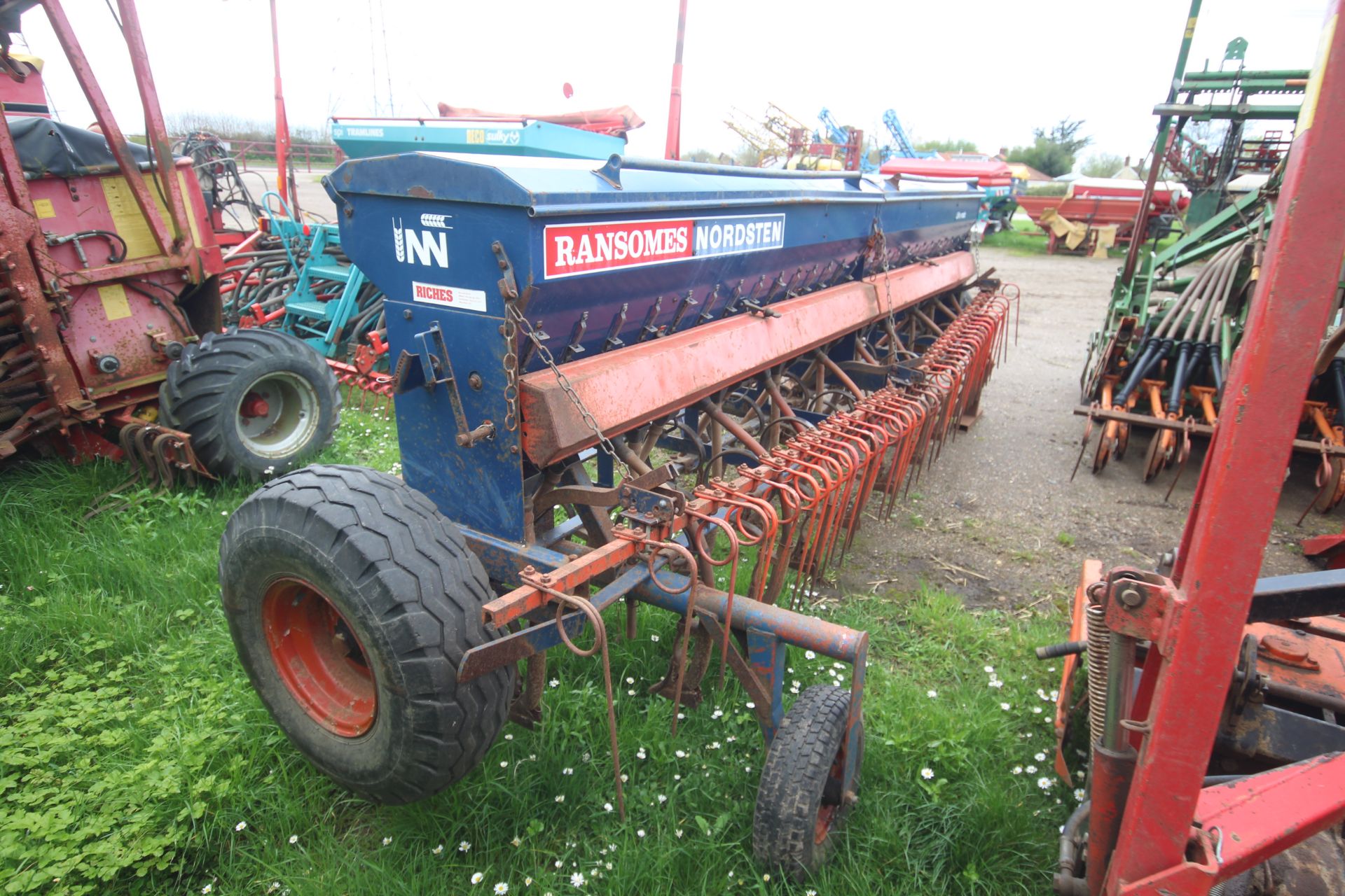 Ransomes Nordsten Lift-o-matic CLE400 4m spring tine drill. With end tow. V - Image 3 of 29