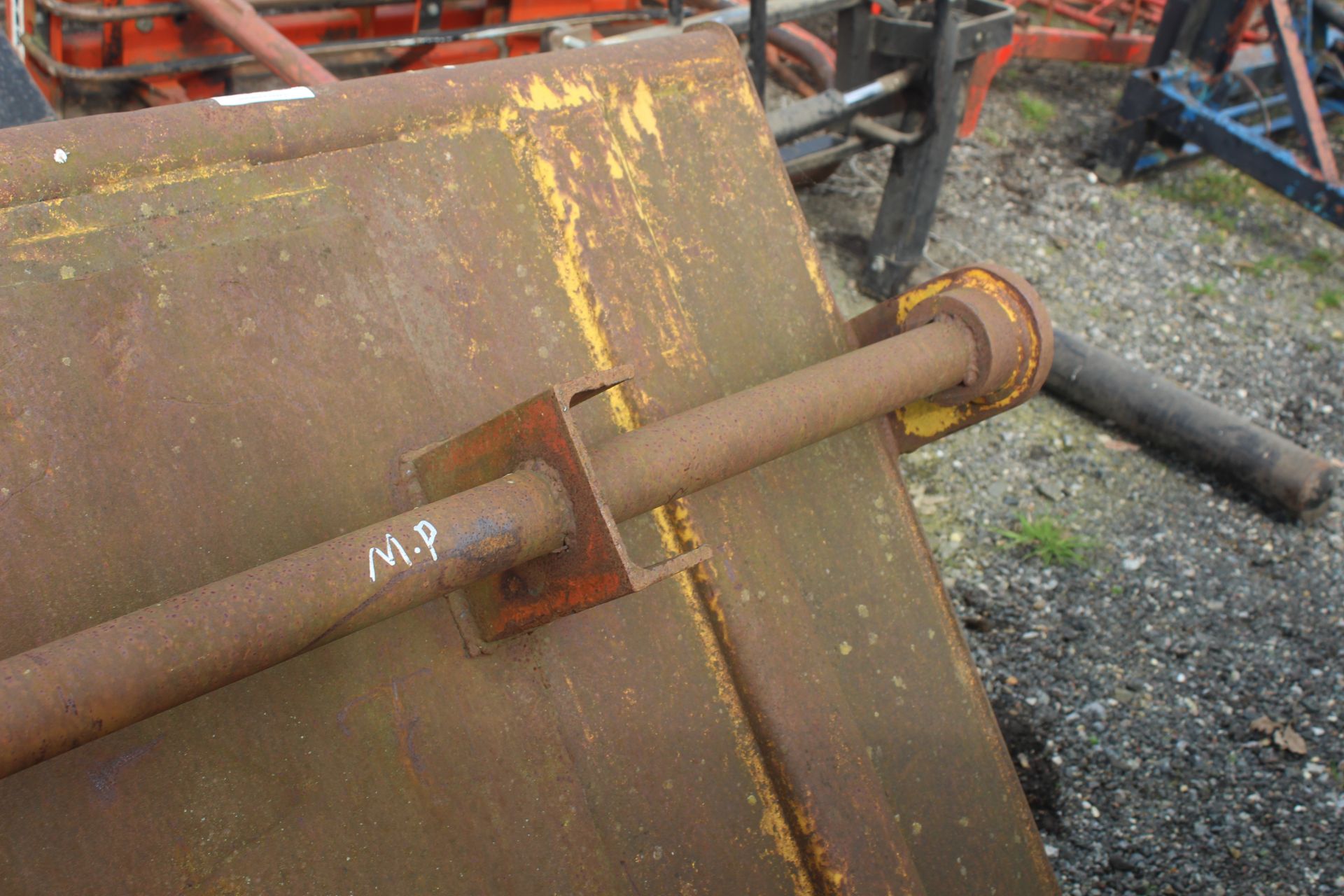 Large capacity 6ft loader bucket. Farm made Manitou brackets. V - Bild 9 aus 12