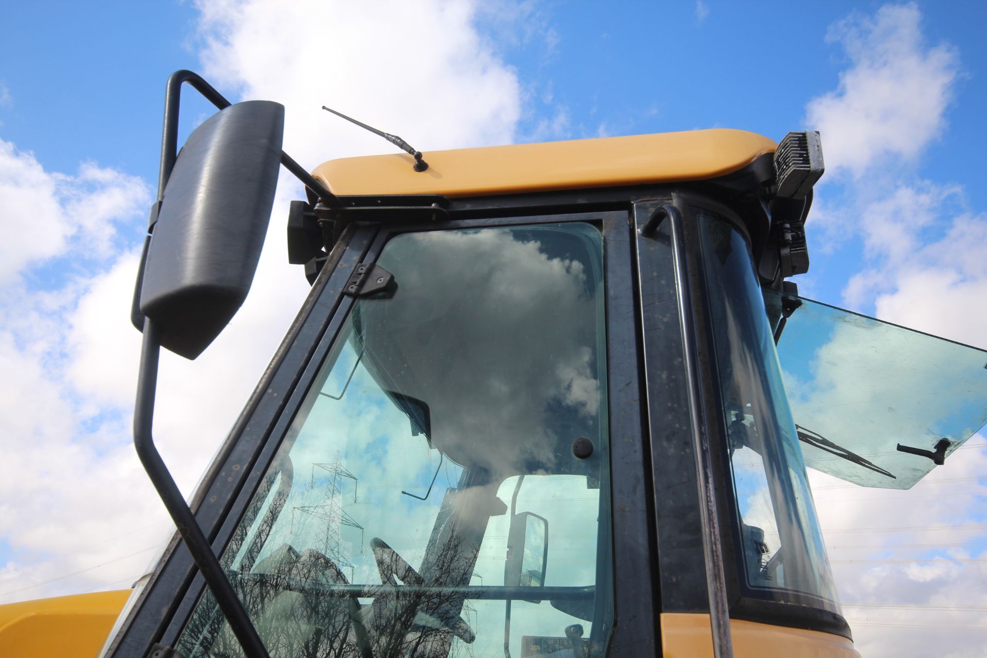 JCB Fastrac 3185 Autoshift 4WD tractor. Registration X642 AHT. Date of first registration 04/09/ - Image 20 of 71