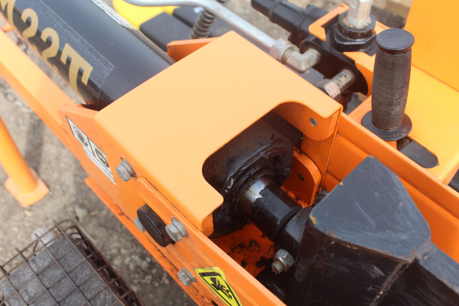 Venom 22T petrol fast tow trailed log splitter. With petrol engine. Manual held - Image 11 of 21