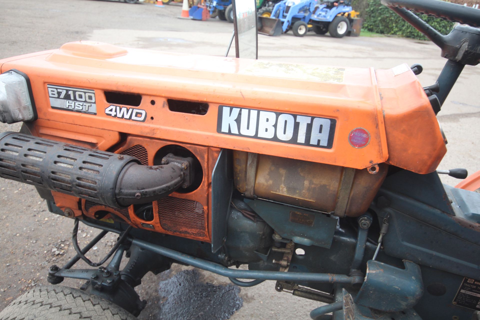 Kubota B7100 HST 4WD compact tractor. 3,134 hours. 29/12.00-15 rear turf wheels and tyres. Front - Bild 23 aus 41