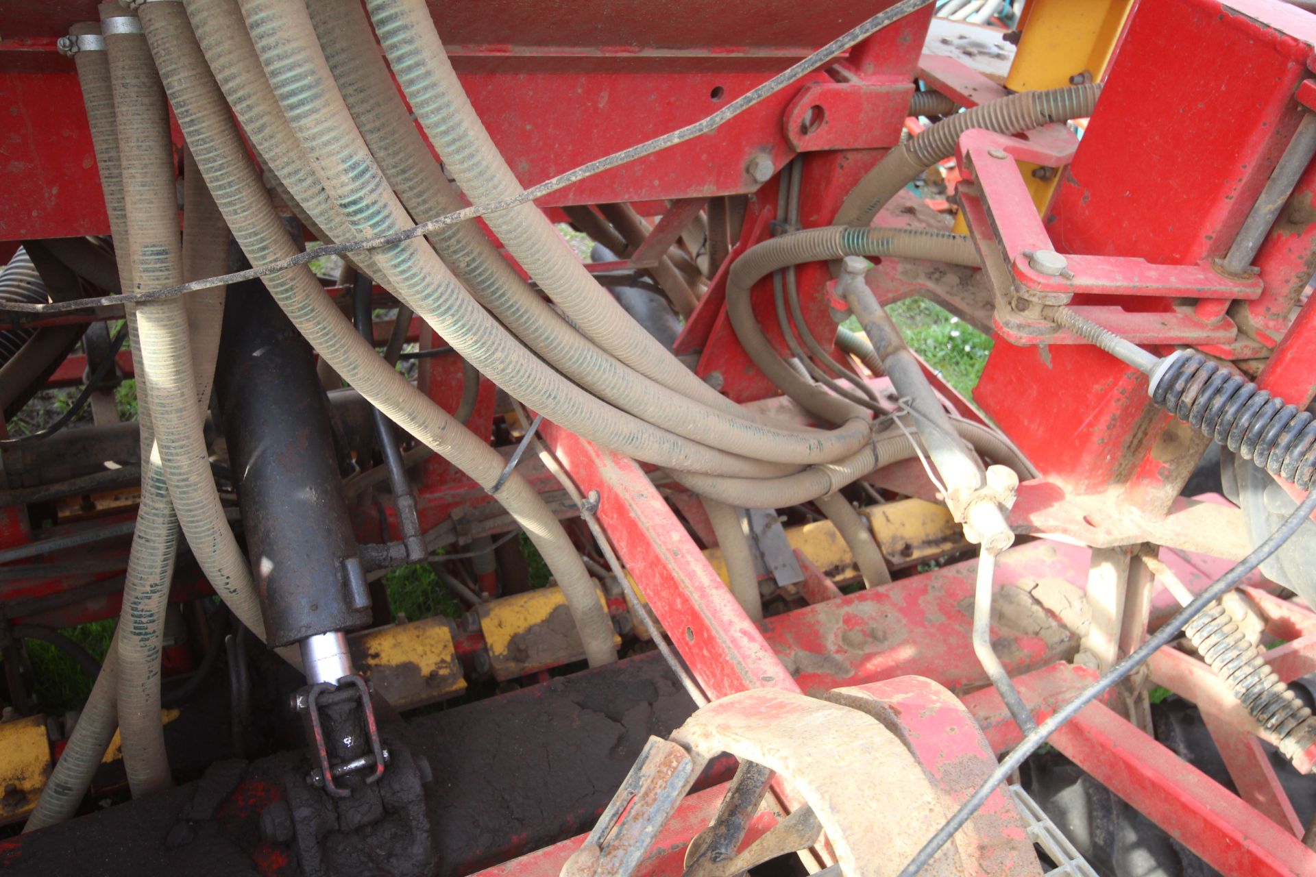 Vaderstad Rapid 400F 4m drill. Comprising rigid tines, two rows of disc coulters, tyre packer, - Image 21 of 38