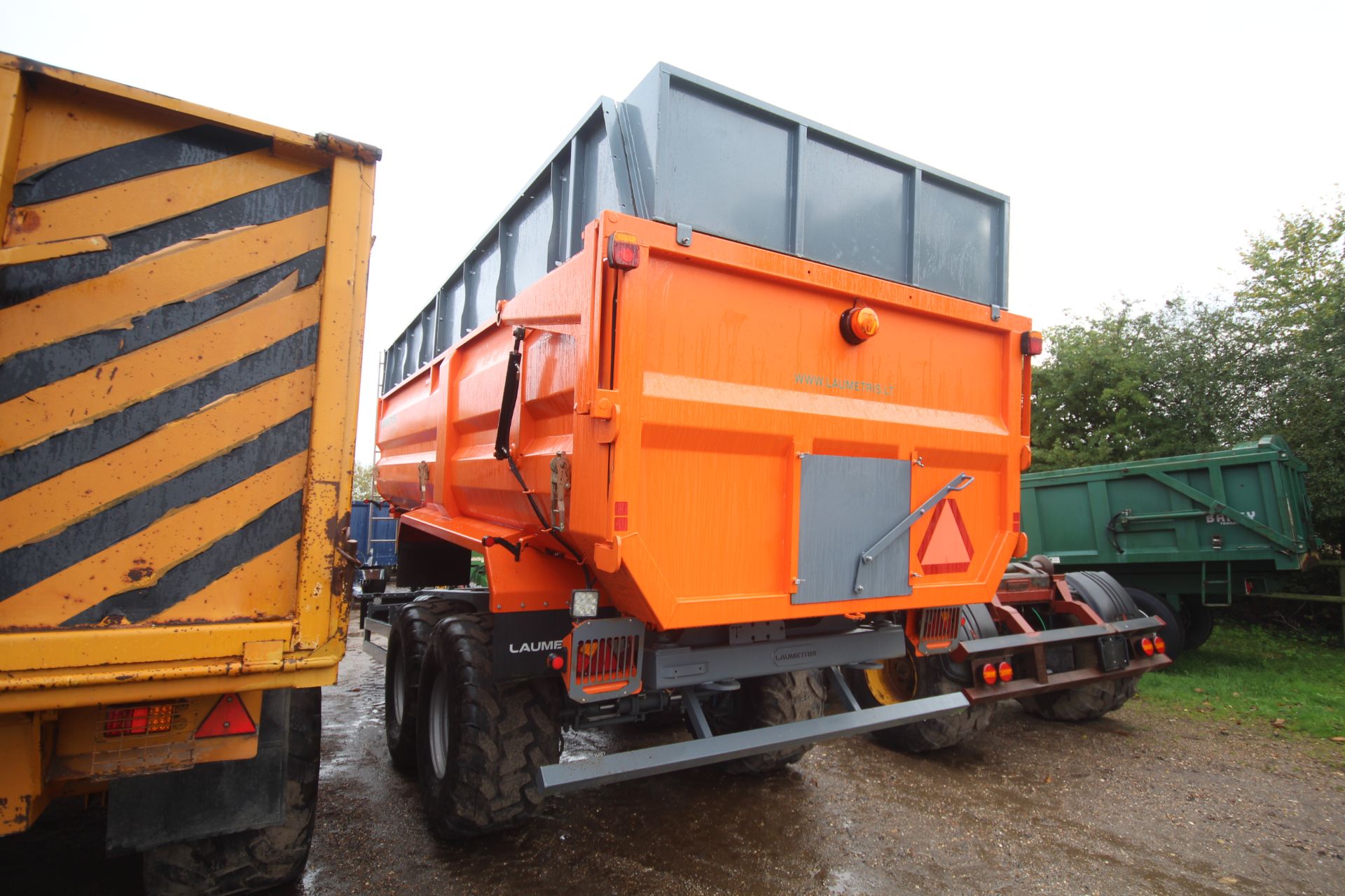 Laumetris 17T twin axle tipping trailer. 2018. With air and oil brakes, flotation wheels and - Image 3 of 55