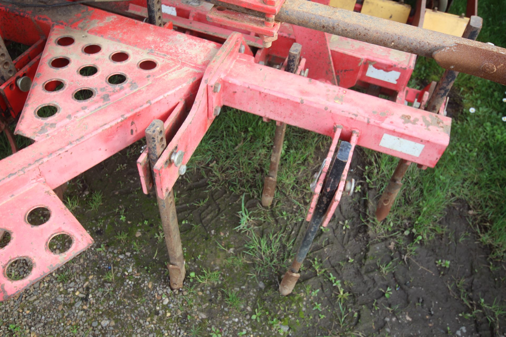 Vaderstad Rapid 400F 4m drill. Comprising rigid tines, two rows of disc coulters, tyre packer, - Image 8 of 38